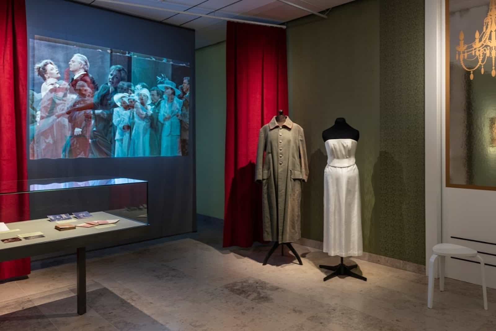 Blick in die Ausstellung "Kein Freischütz für Dresden" mit Originalkostümen der Euryanthe-Inszenierung in der Semperoper von 2006. Foto: Ramona Ahlers-Bergner)