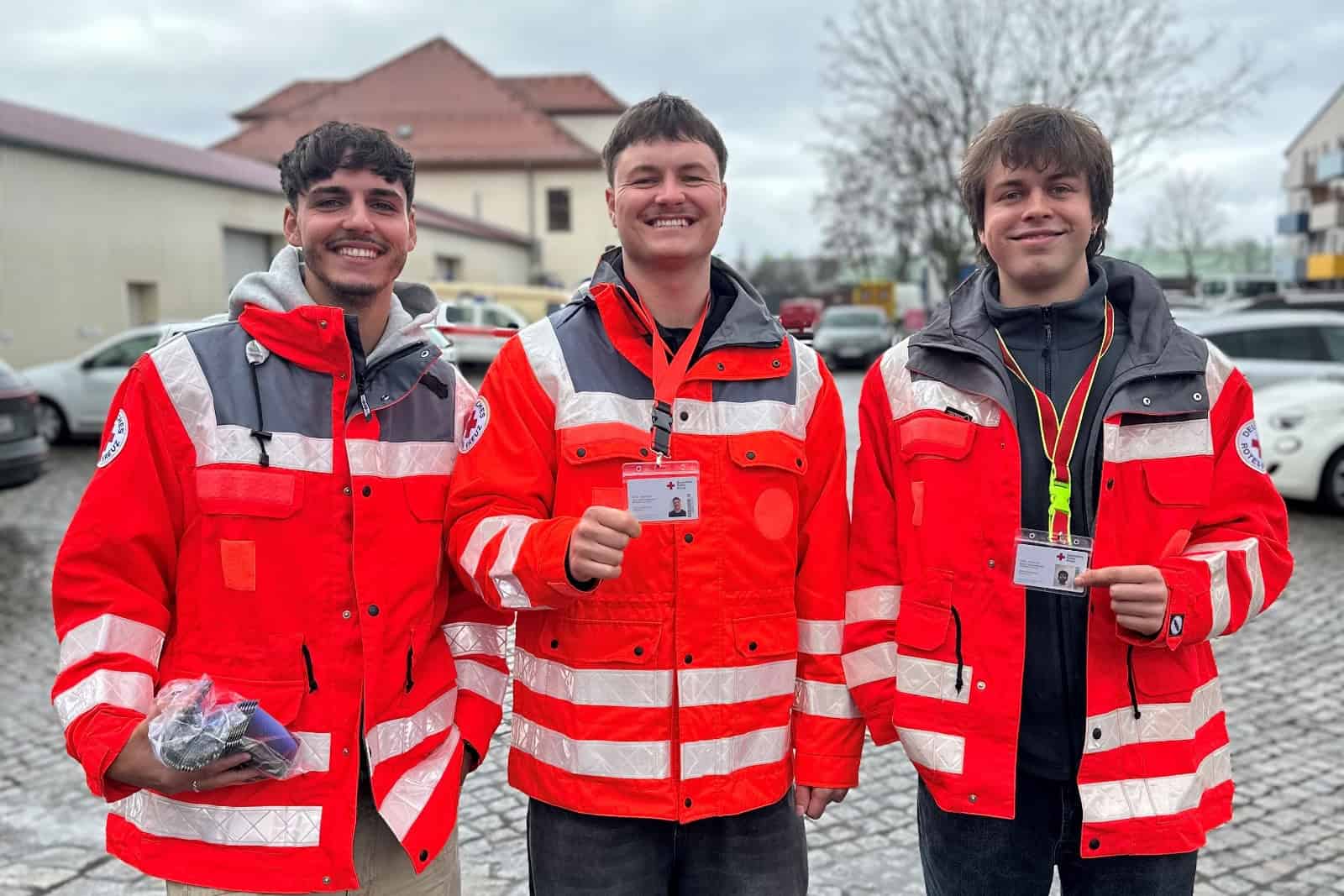 DRK-Mitarbeiter werben um Spenden für das Ehrenamt. Foto: DRK