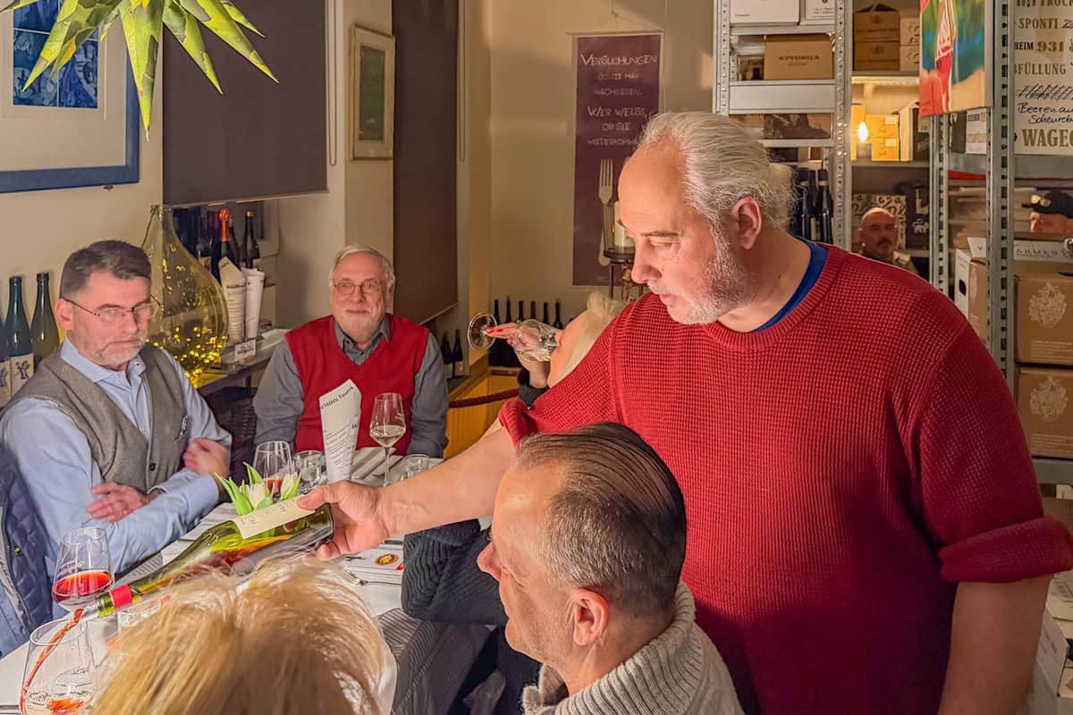 Frédéric Fourré schenkt bei "Gräfes Wein & fein" seinen Weißburgunder aus. Foto: Ulrich van Stipriaan