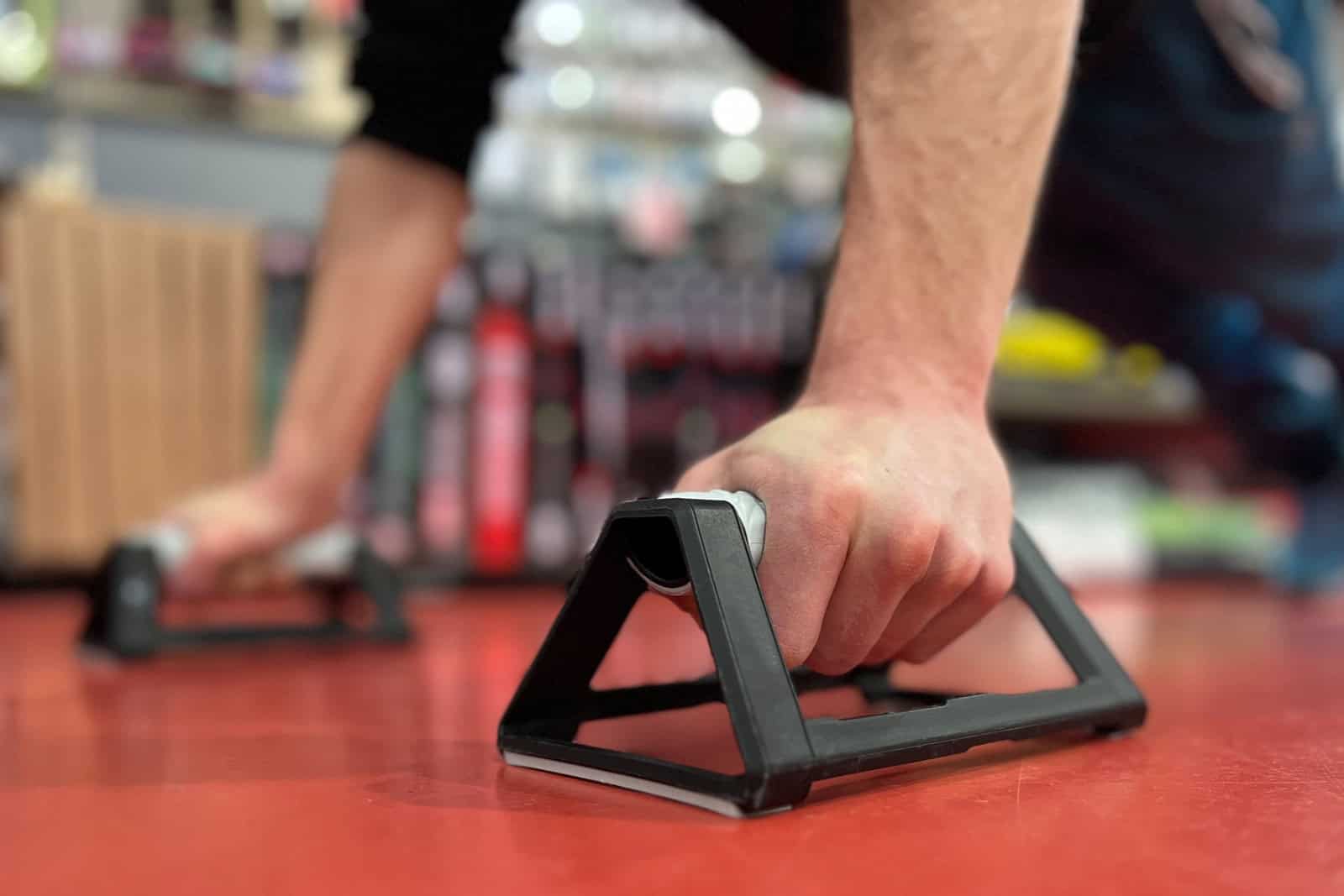 Liegestützgriffe sind ein gutes Trainingsgerät für zu Hause und außerdem platzsparend. Foto: TÜV Süd