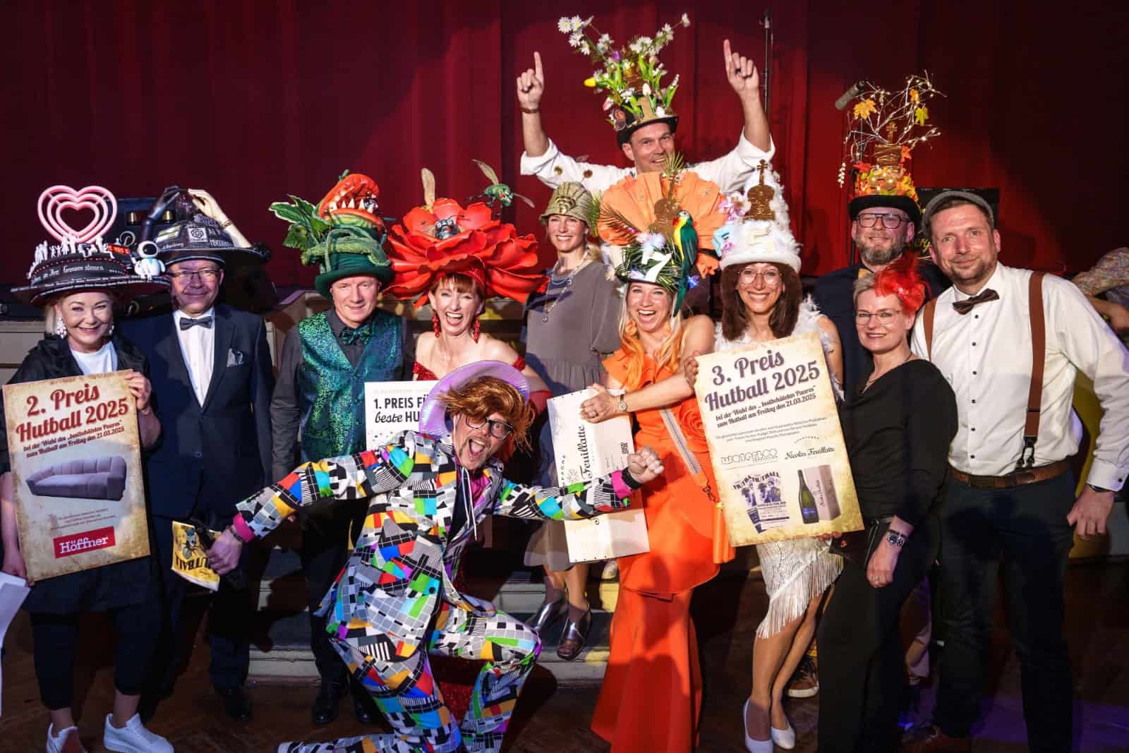 Haben was im und auf dem Köpfchen:Die Vorjahresgewinner des Dresdner Hutballs. Foto: Waterloo Produktion/Michael Schmidt  