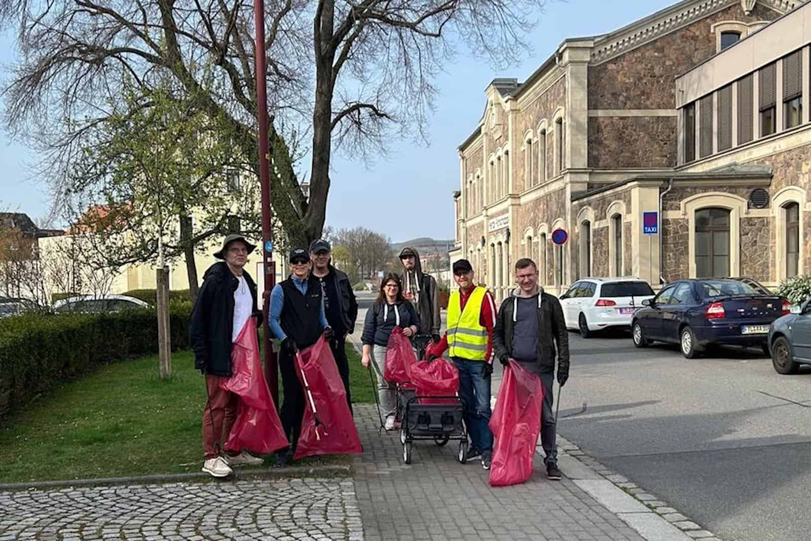 Im Vorjahr bei der Putzaktion mit dabei: Mitarbeiter der Stadtverwaltung Freital sammelten gemeinsam mit dem Biotec e.V in Potschappel Müll ein. Foto: Stadt Freital
