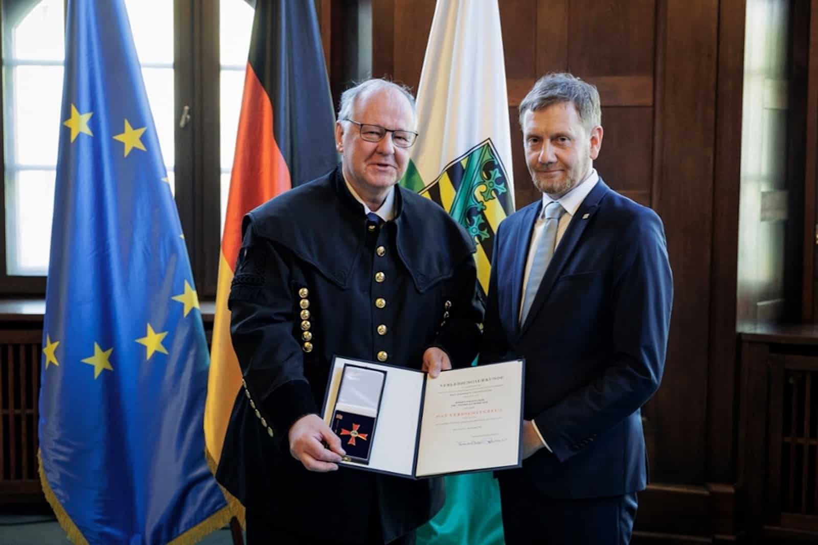 Ministerpräsident Michael Kretschmer (r) überreicht an Prof. Dr. Andreas Berkner aus Naundorf den Verdienstorden der Bundesrepublik Deutschland. Foto: Nikolai Schmidt
