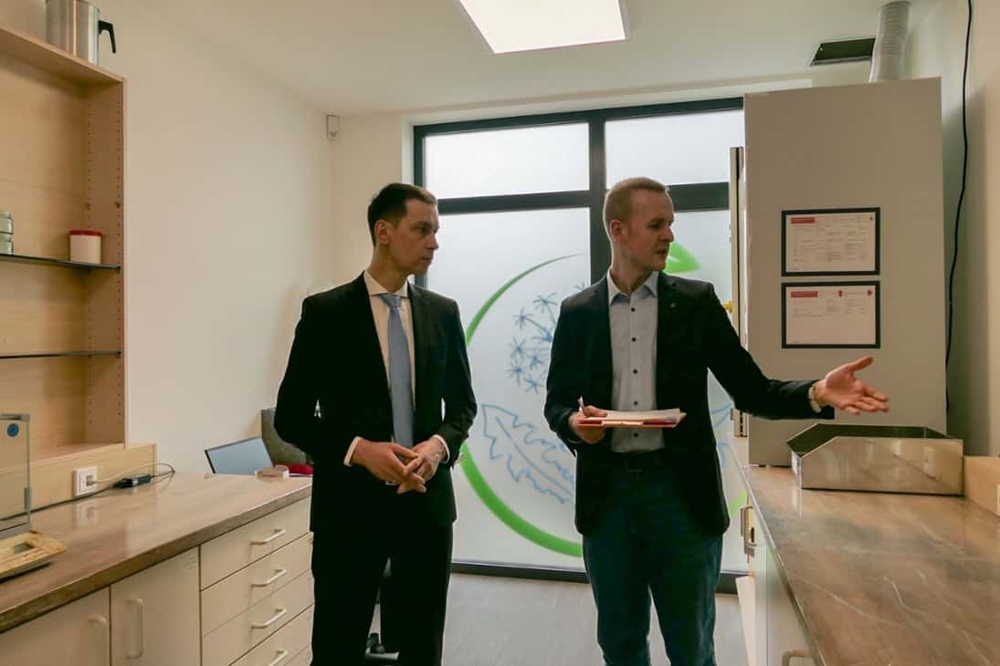 Bei der Apotheken-Kontrolle: LDS-Präsident Béla Bélafi und Pharmazierat Dr. Dima Kuzmenka (v.l.). Foto: Landesdirektion Sachsen