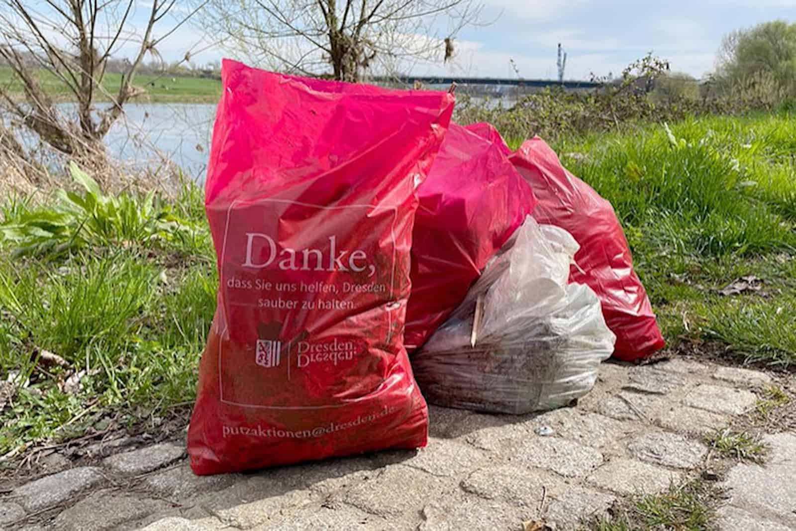 In diesen roten Säcken wird bei der Elbwiesenreinigung der Müll gesammelt. Foto: Landeshauptstadt Dresden