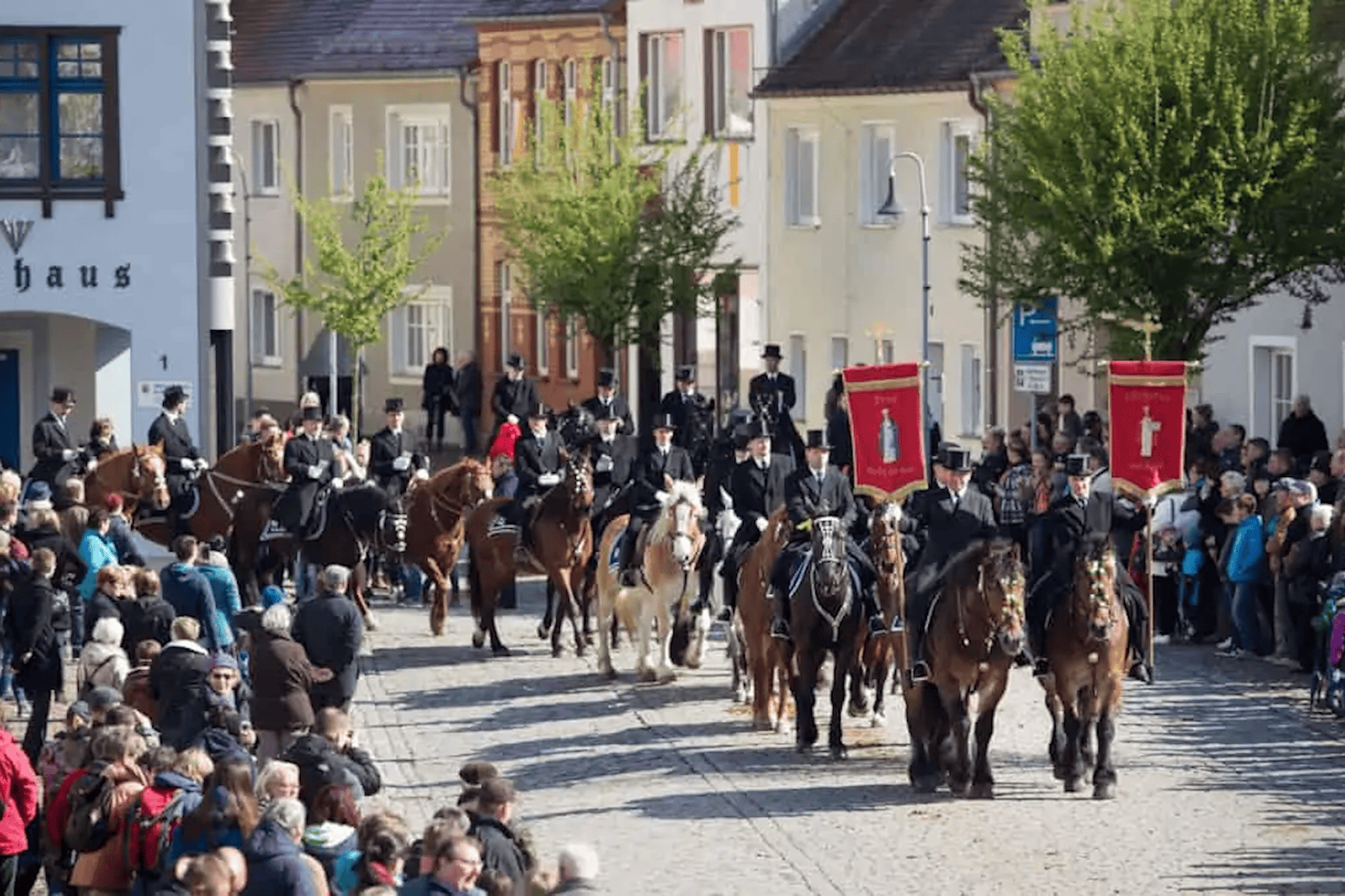 Die Osterreiter ziehen durch Wittichenau. Foto: Stadt Wittichenau