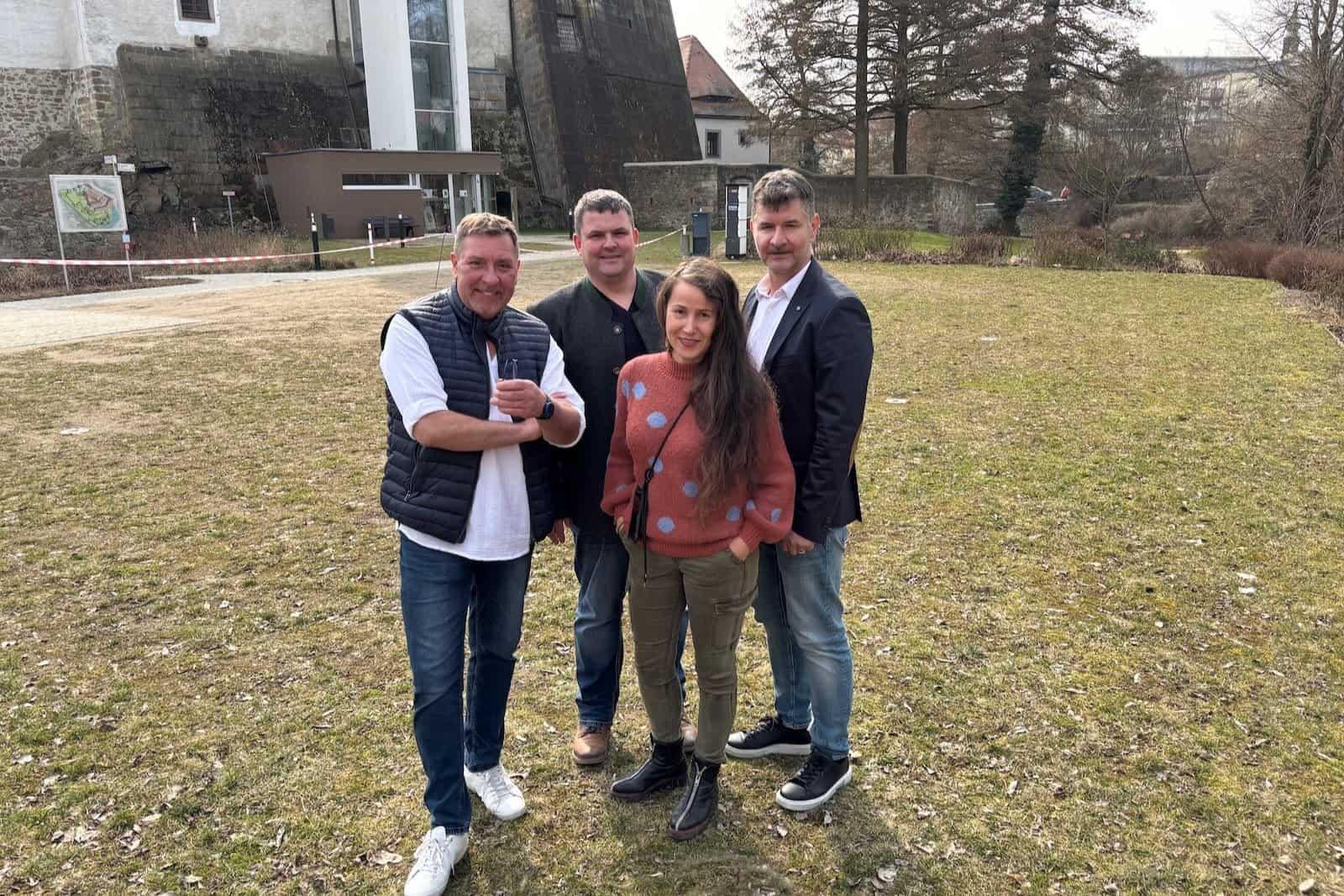 Freuen sich auf das Sommertheater (v.l.): Thomas Böttcher (60), OB Frank Höhme, Schlossleiterin Dr. Karina Iwe und Jens Richter (Geschäftsführer der HOGASPORT GmbH). Foto: meeco Communication Services