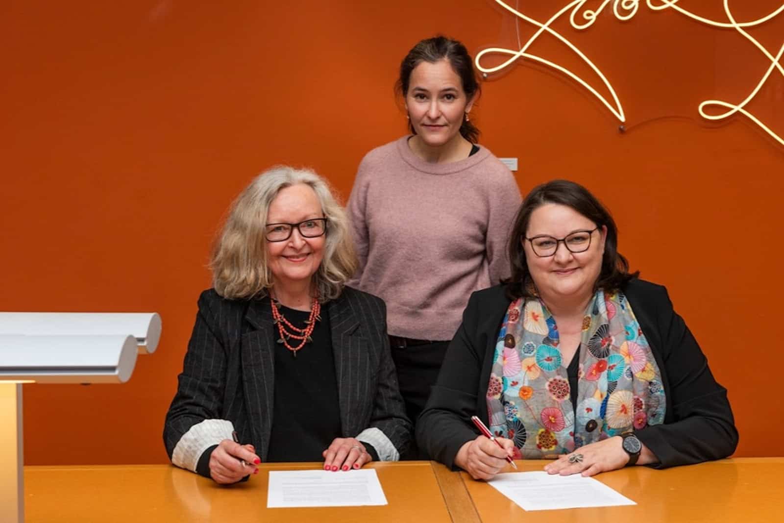Unterschreiben die Schenkung (v.l.): Maraike Wittbrodt, Lilly Böhm, SLUB-Generaldirektorin Katrin Stump. Foto: SLUB Dresden