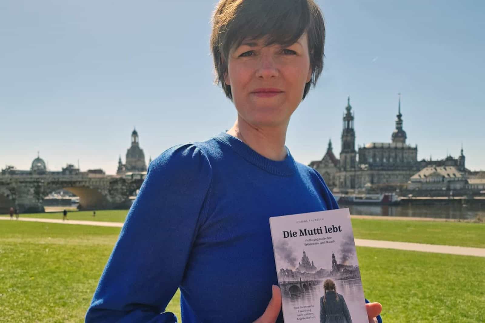 Autorin Jeanine Thürbeck mit ihrem Buch "Die Mutti lebt". Foto: Privat