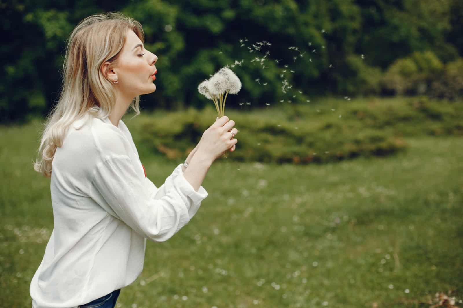 Die Pollensaison hat begonnen. Nach Hasel, Esche, Pappel und Birke fliegen ab Mai die Pollen der Gräser durch die Luft. Foto: Freepik