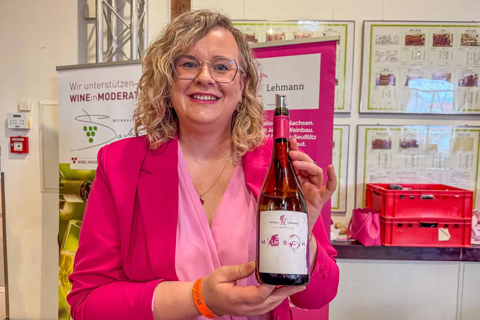 Maria Lehmann vom Weingut Lehmann in Diesbar-Seußlitz zeigt ihrem "Musch". Foto: Ulrich van Stipriaan