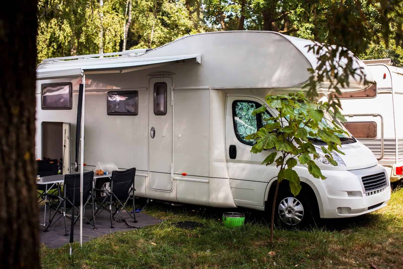 Bevor es in den Caravan-Urlaub geht, ist ein Check des Fahrzeuges dringend angeraten. Foto: Freepik 