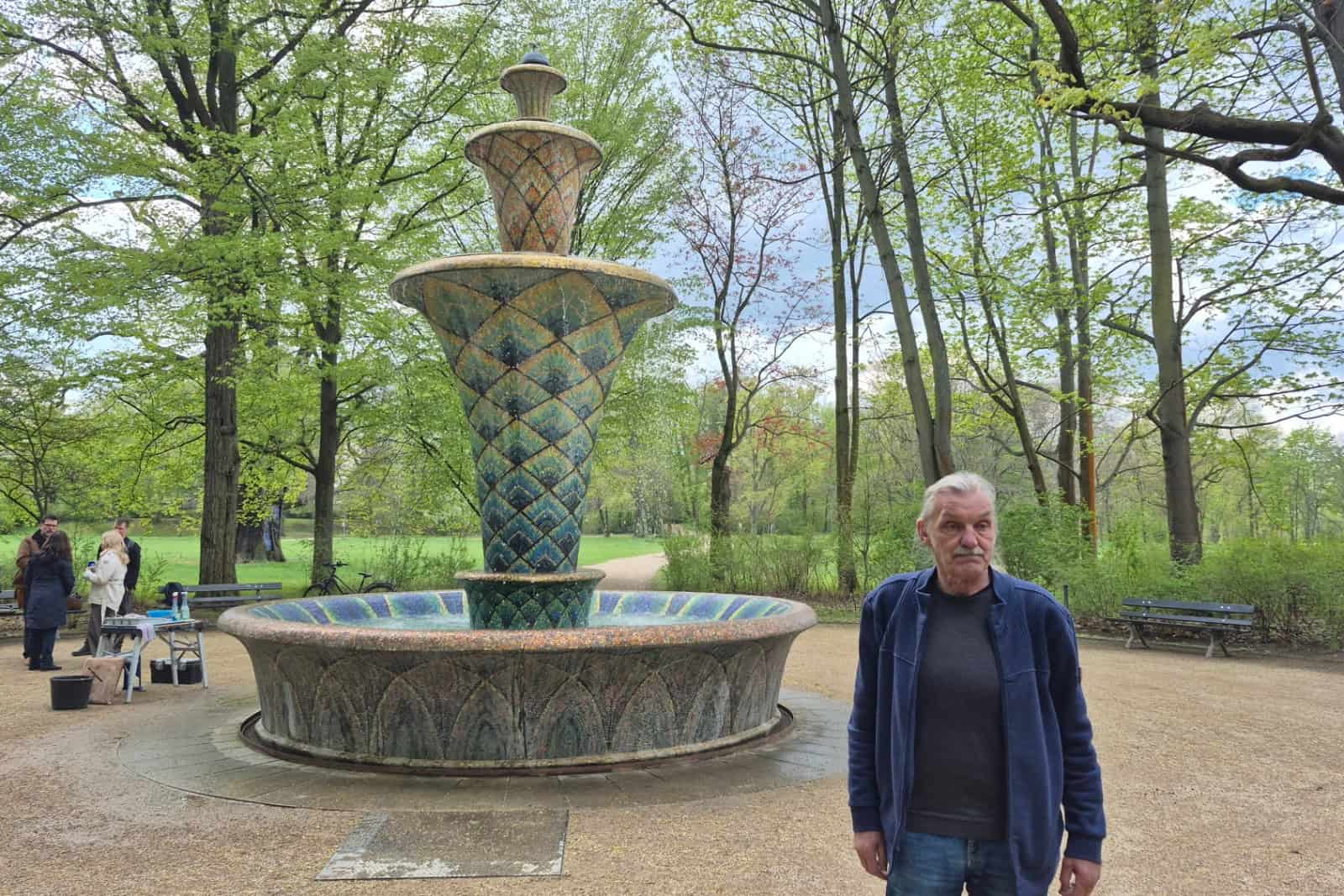 Restaurator Klaus-Peter Dyroff  vor dem Mosaikbrunnen im Großen Garten in Dresden. Foto. Katrin Koch