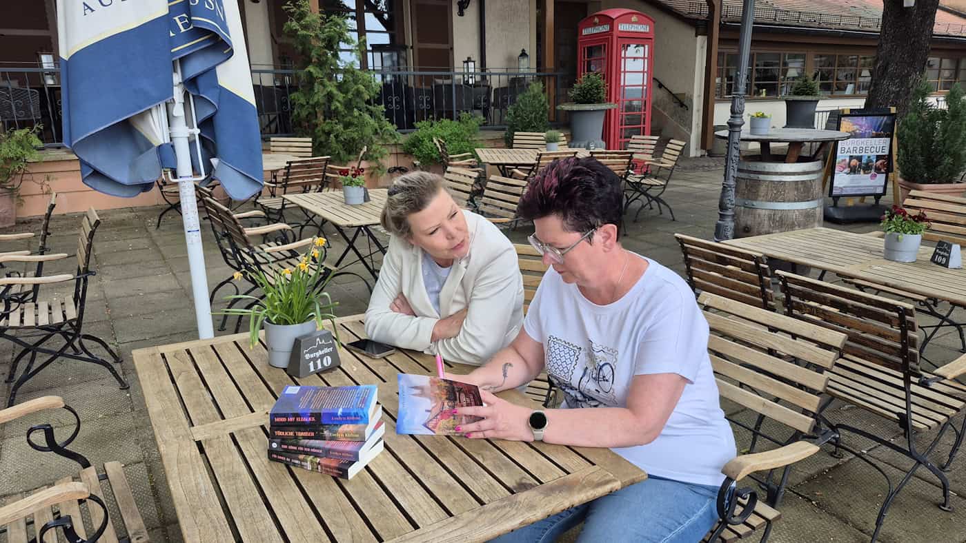 Autorin Evelyn Kühne (r.) signiert "Burgkeller"-Hoteldirektorin Tessa Barth ein Exemplar ihres fünften Meißen Krimis  - sozusagen am Tatort. Foto: Katrin Koch