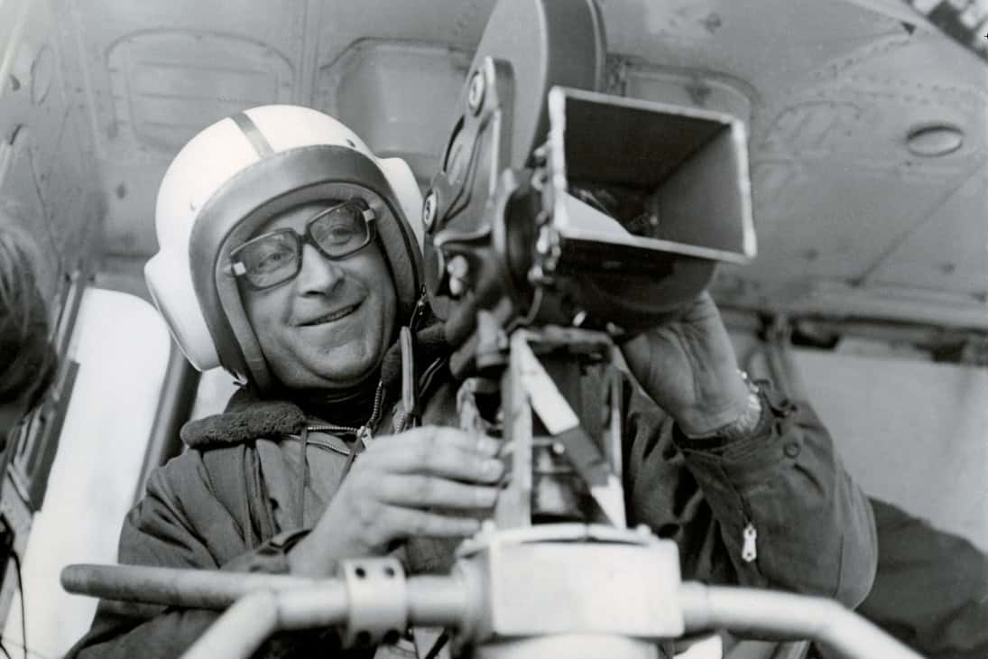 Ernst Hirsch imHubschrauber bei Aufnahmen für einen Werbefilm für Planeta-Druckmaschinen, 1970 . Foto: unbekannter Fotogra/Ernst Hirsch)