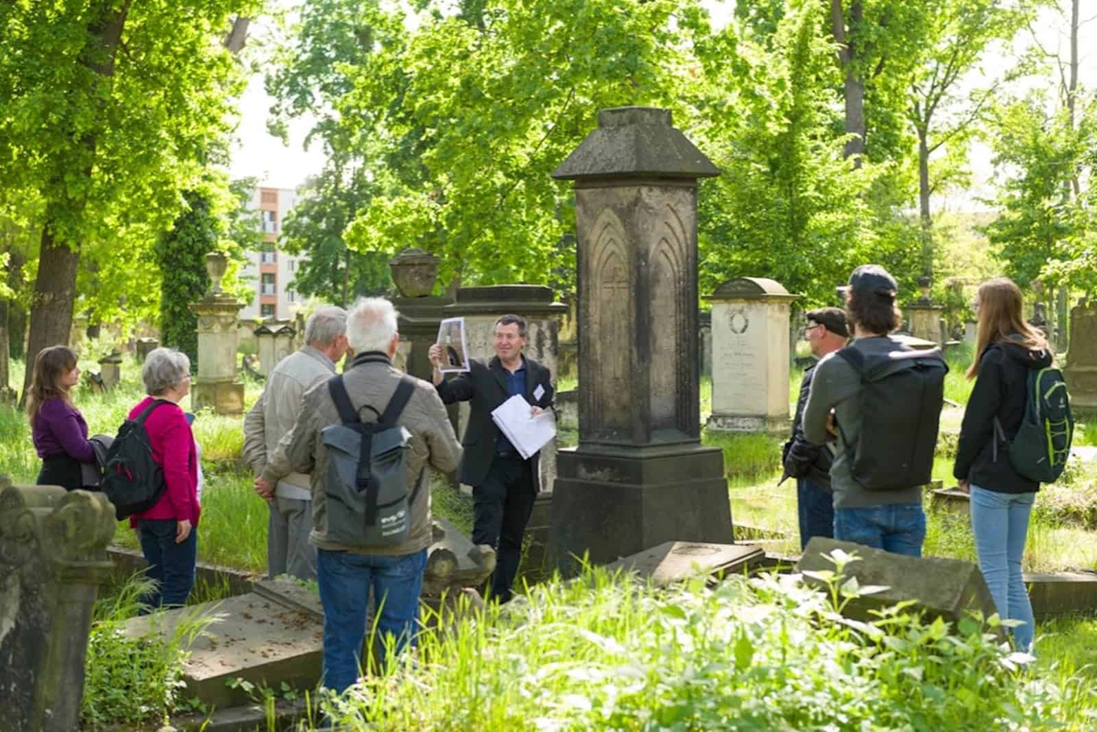 Das ehrenamtliche Engagement zur Erhaltung der Kulturdenkmale ist gelebtes Miteinander, Teilhabe und Demokratie vor Ort, ganz konkret wie hier auf dem Eliasfriedhof in Dresden Foto: Landesamt für Denkmalpflege Sachsen, Sven Pank)