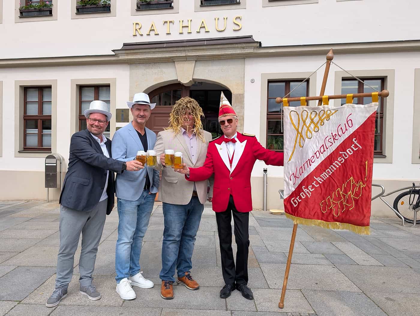  Freuen sich schon närrisch auf das Bierstadtfest (v.l.n.r.): Brauerei-Sprecher Hendrik Wagner, Gewerbevereins-Chef Jens Richter, OB Frank Höhme und und Tom Klengel (2. Vizepräsent des Karnevalsklub Großerkmannsdorf e. V. 1967).  Foto: Stadt Radeberg 