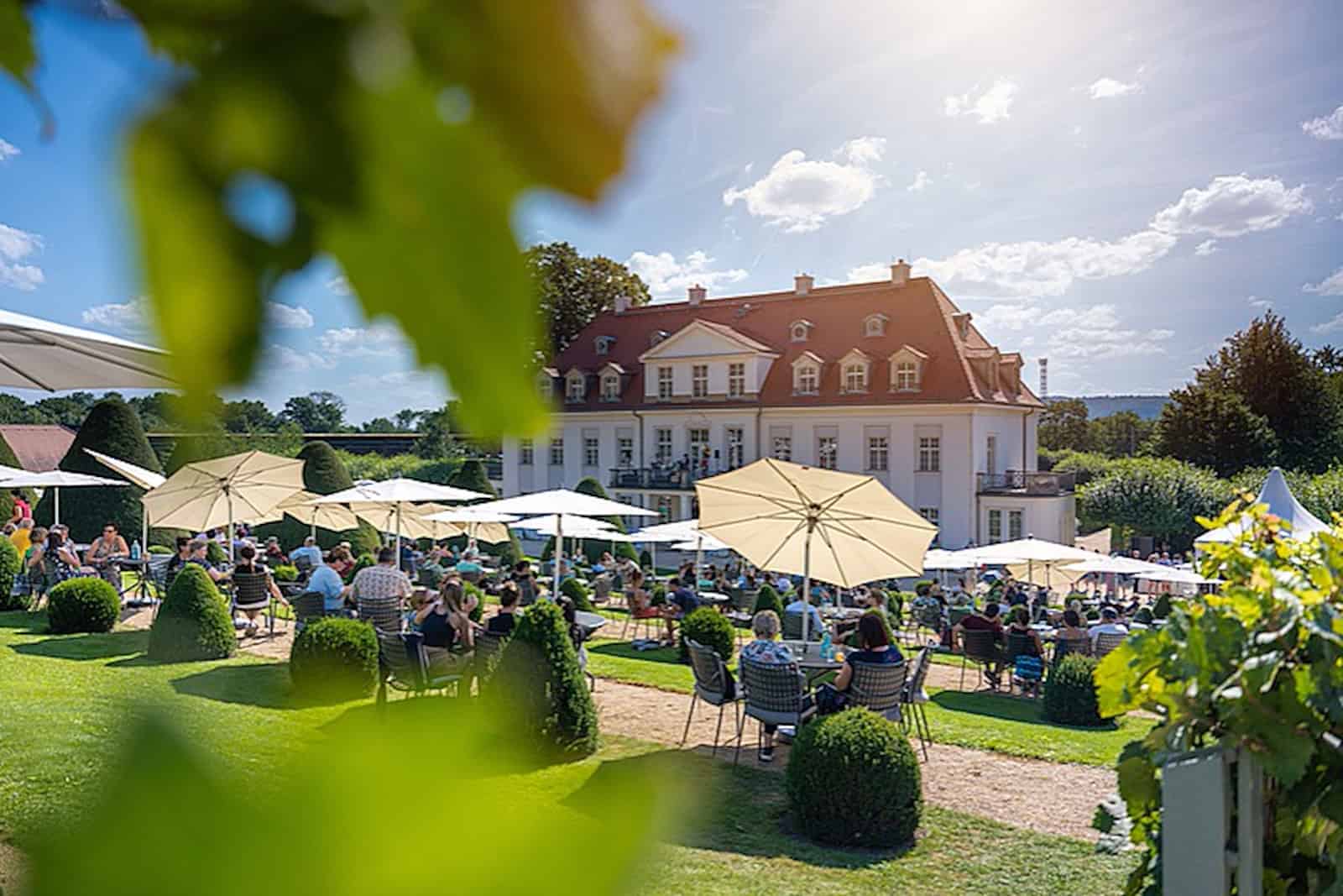 Zum "Sekt im Park" lädt das Staatsweingut Schloss Wackerbarth ein. Foto: Schloss Wackerbarth /C.-I. Mokry