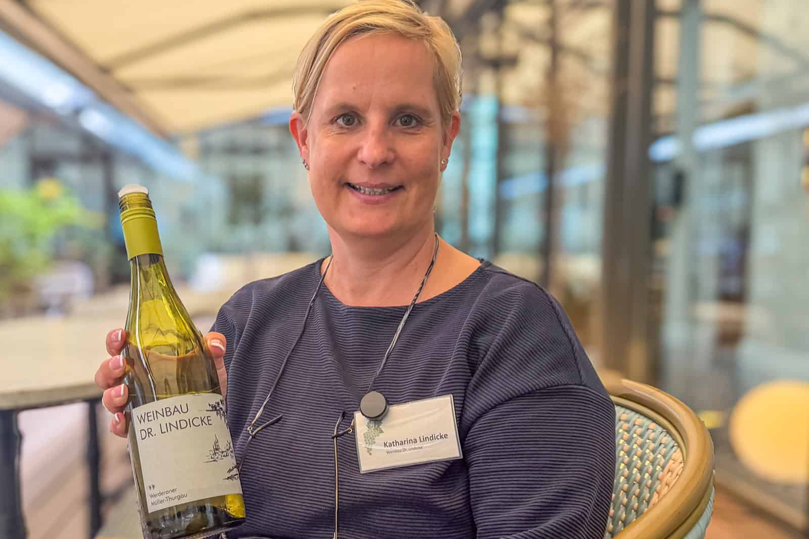 Katharina Lindicke und ihr "Spargelwein". Foto: Ulrich van Stipriaan