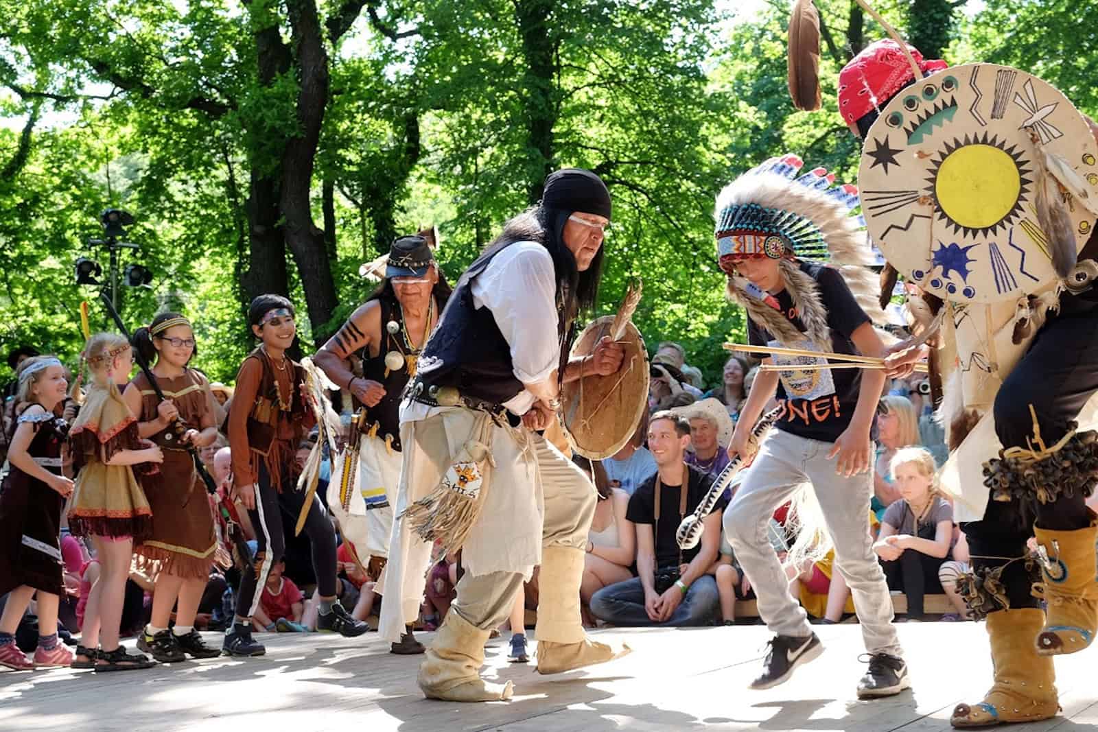 Bei den Karl May Festtagen: Tanz des White Mountain Apache Tribe mit Besucherkindern. Foto: Karl May Festtage