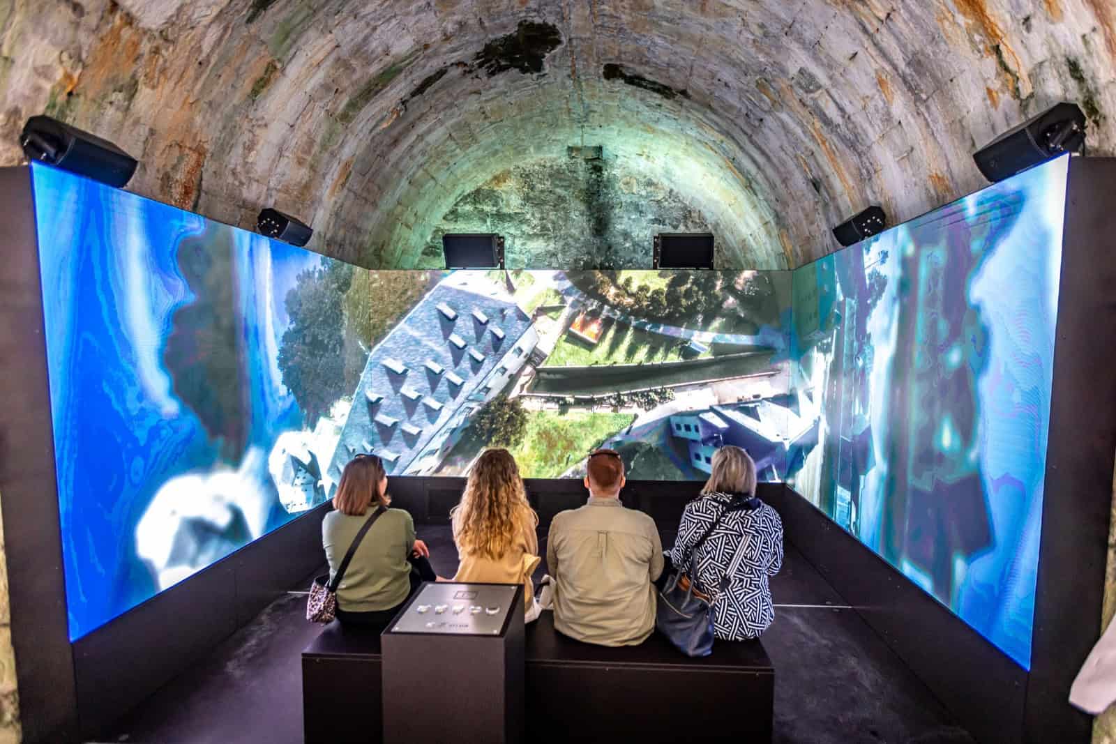Ein neues LED-Wall-Panorama mit Kinosound und Bodenvibration nimmt Besucher der Festung Königstein mitten hinein in den Verteidigungsfall. Es ist eines der intensivsten Festungserlebnisse in Deutschland. Foto: Marko Förster