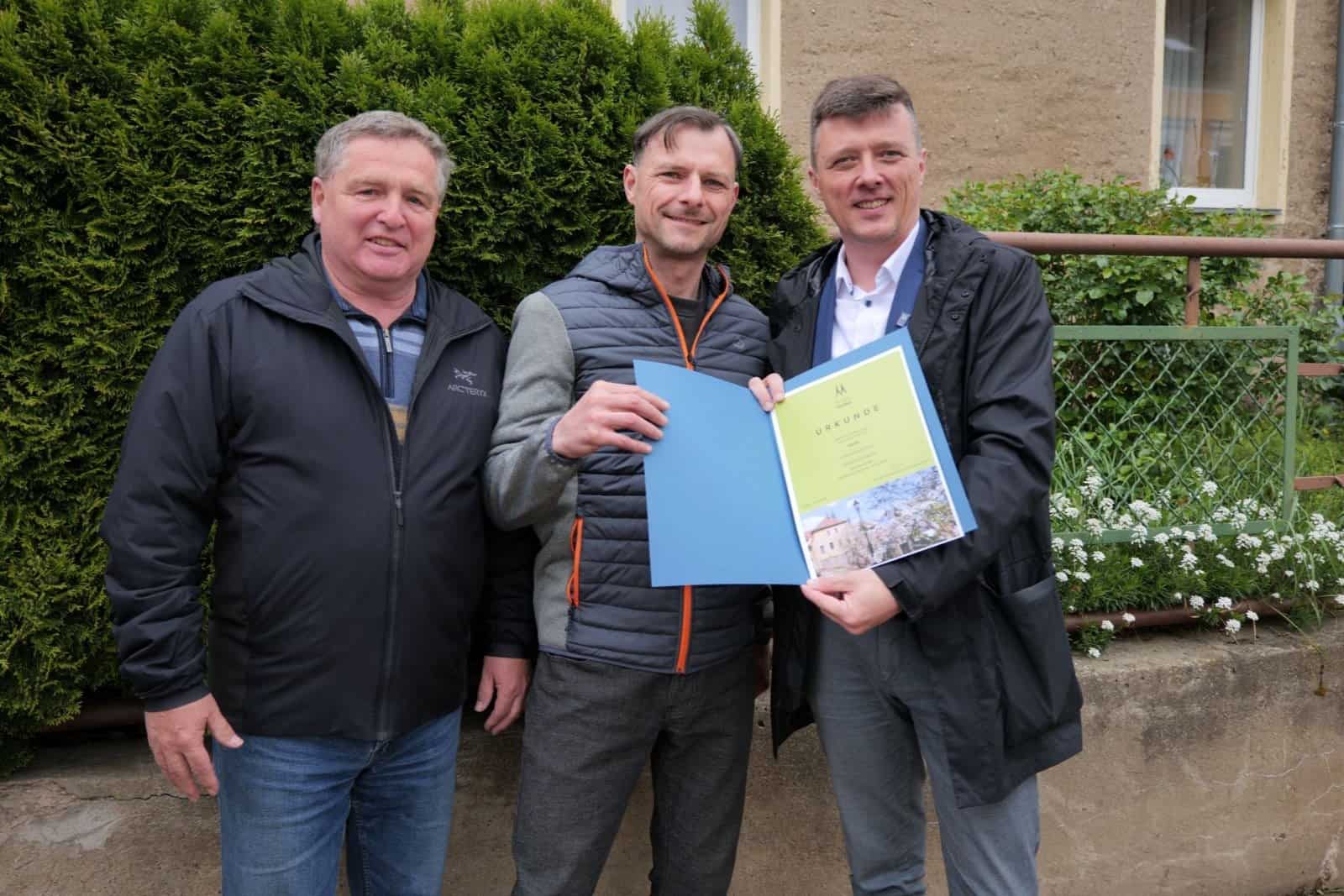 Stadtrat Jürgen Hampf, Pate Enrico Scheel und Oberbürgermeister Markus Renner (v.l.n.r.) bei der Übergabe der Urkunde zur ersten Pflegepatenschaft. Foto: Stadt Meißen