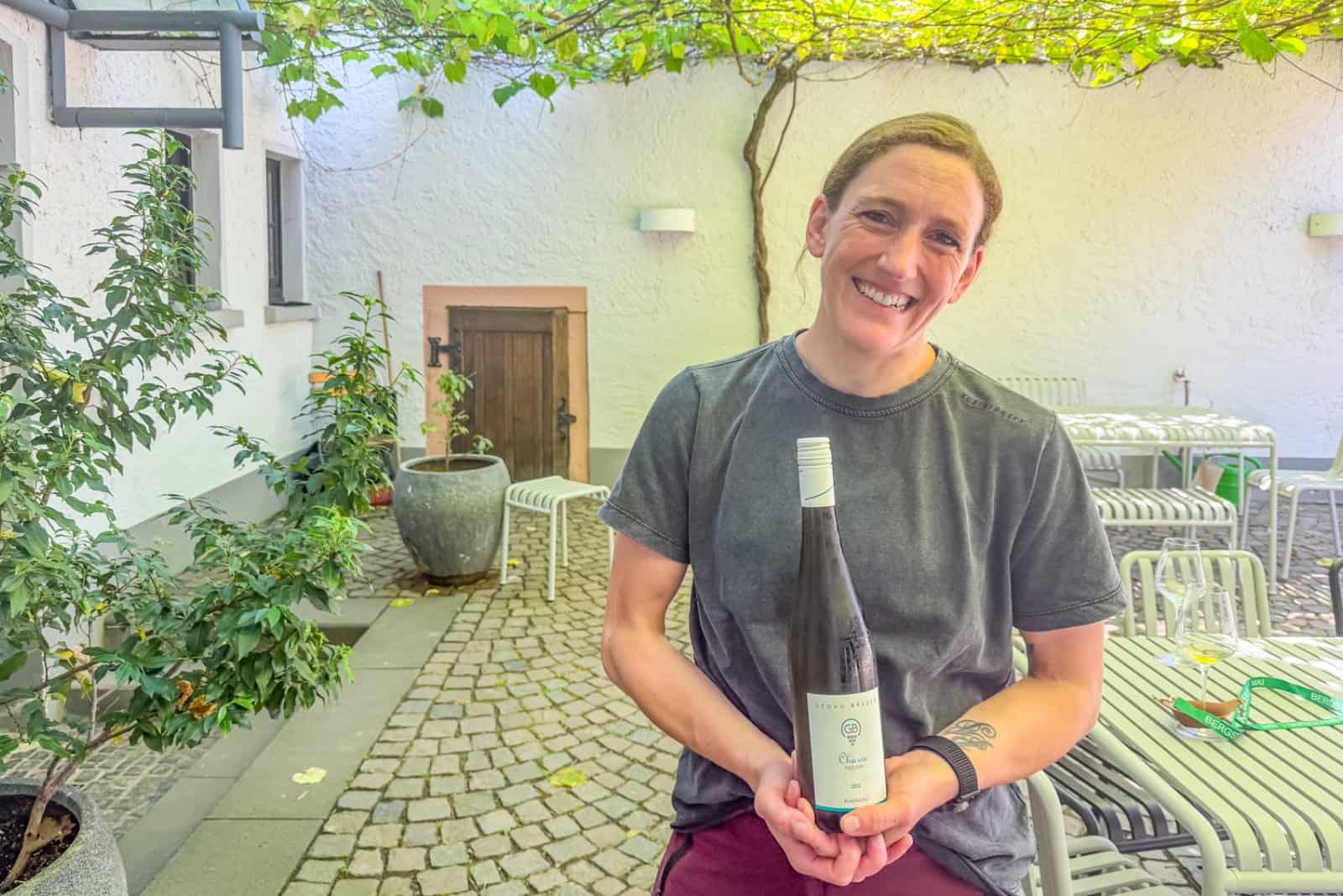 Hat Charme: Winzerin Theresa Breuer und ihr Charm - ohne "e" in der Flasche. Foto: Ulrich van Stipriaan. 