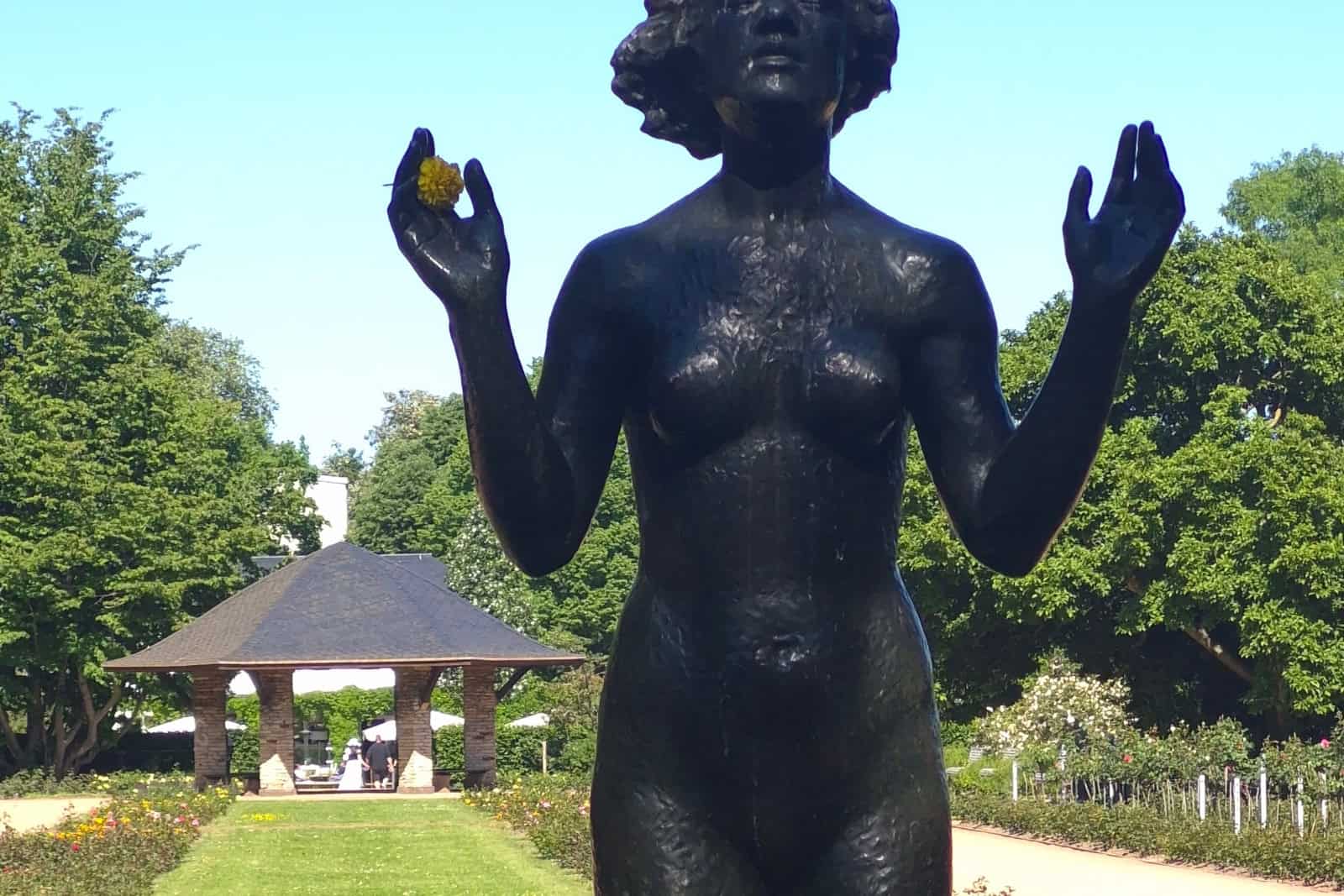 Der Rosengarten in Dresden feiert 90. Geburtstag. Die Skulptur "Genesung" gehört zur künstlerischen Ausstattung des Gartens. Foto: Katrin Koch