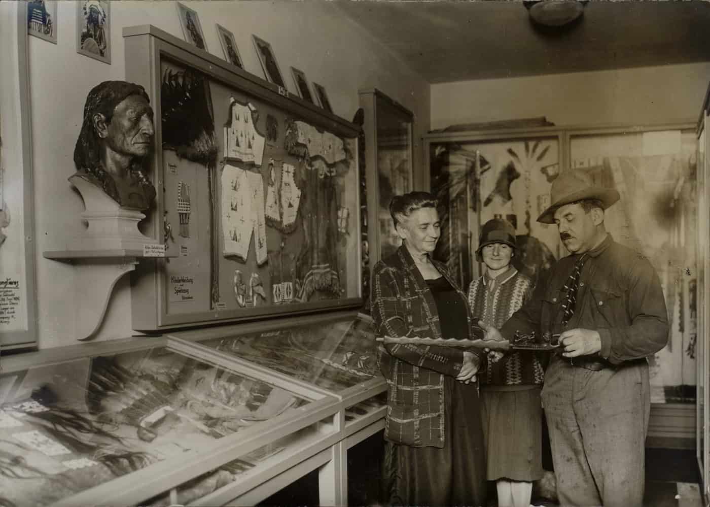 Patty Frank in der "Villa Bärenfett" mit kostümierten Kindern. Foto: Karl May Museum Patty Frank in der "Villa Bärenfett" mit kostümierten Kindern. Foto: Karl May Museum