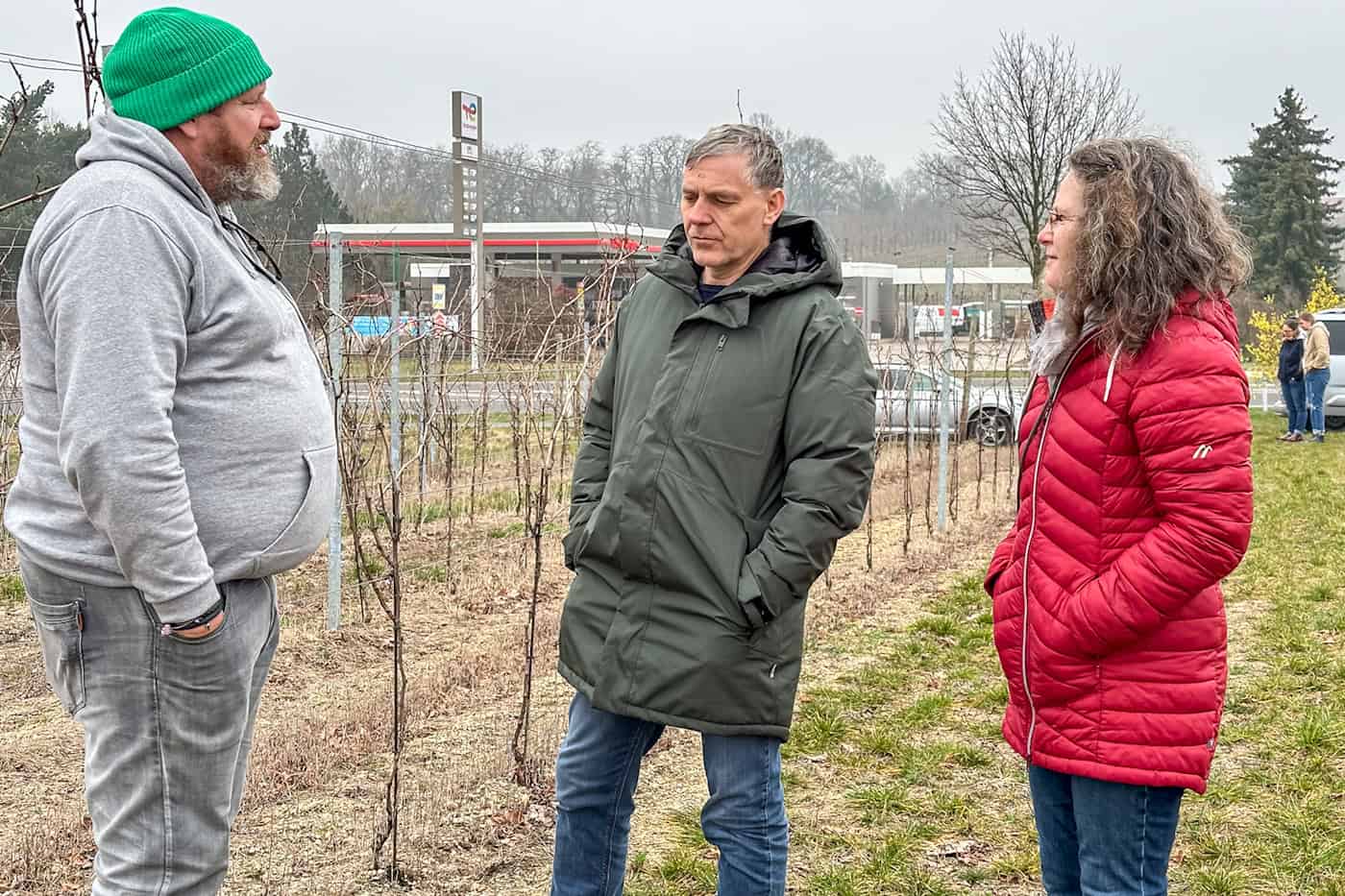 Fachsimpeln in der Junganlage (v.l.): Matthias Gräfe, Hanke und Sylke Scholz. Foto: Ulrich van Stipriaan