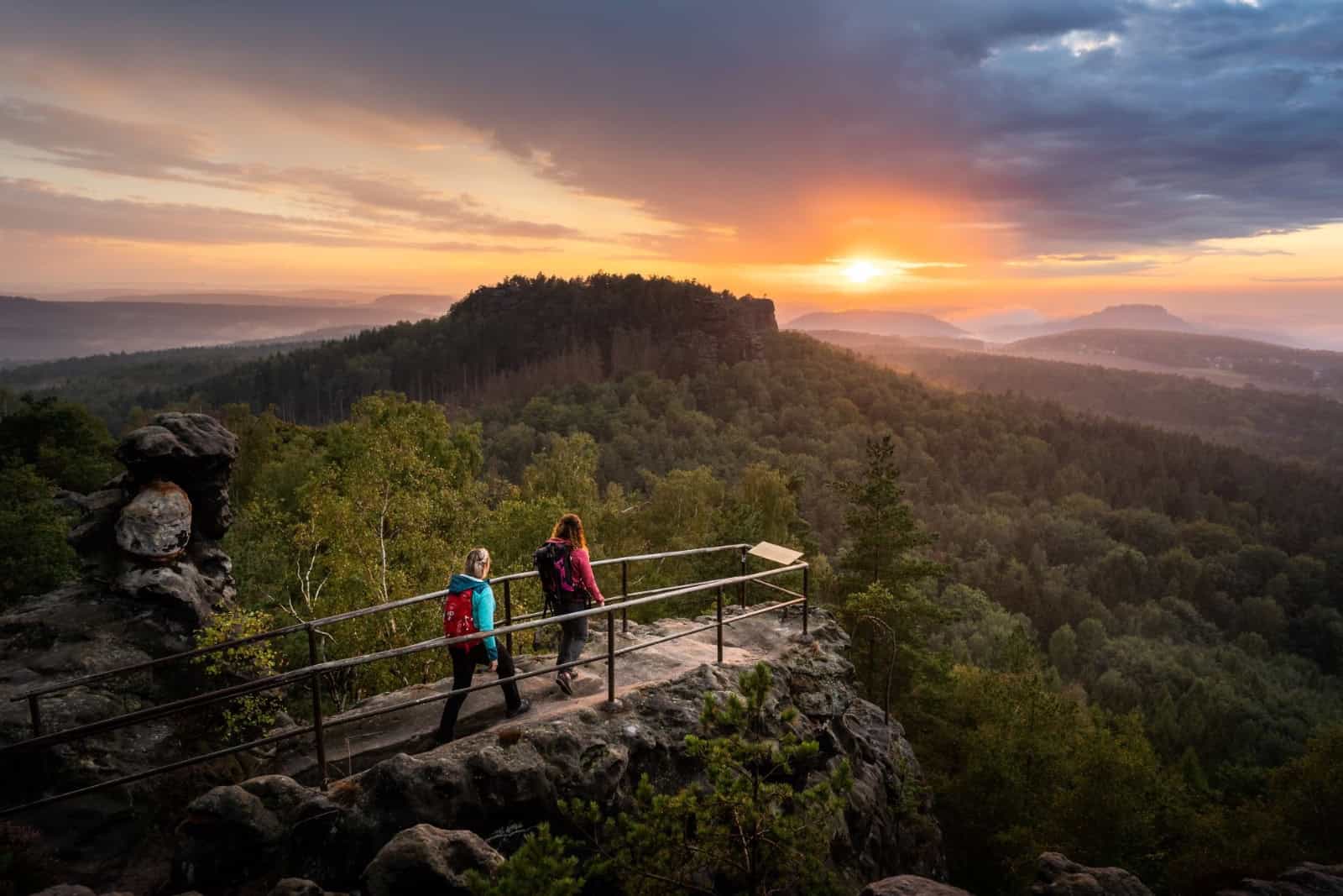 Malerweg-Moment im Elbsandsteingebirge: Im Sonnenuntergang eröffnet sich Wandernden eine der spektakulären Aussichten des Malerwegs. Foto: Philipp Zieger/Tourismusverband Sächsische Schweiz e.V.