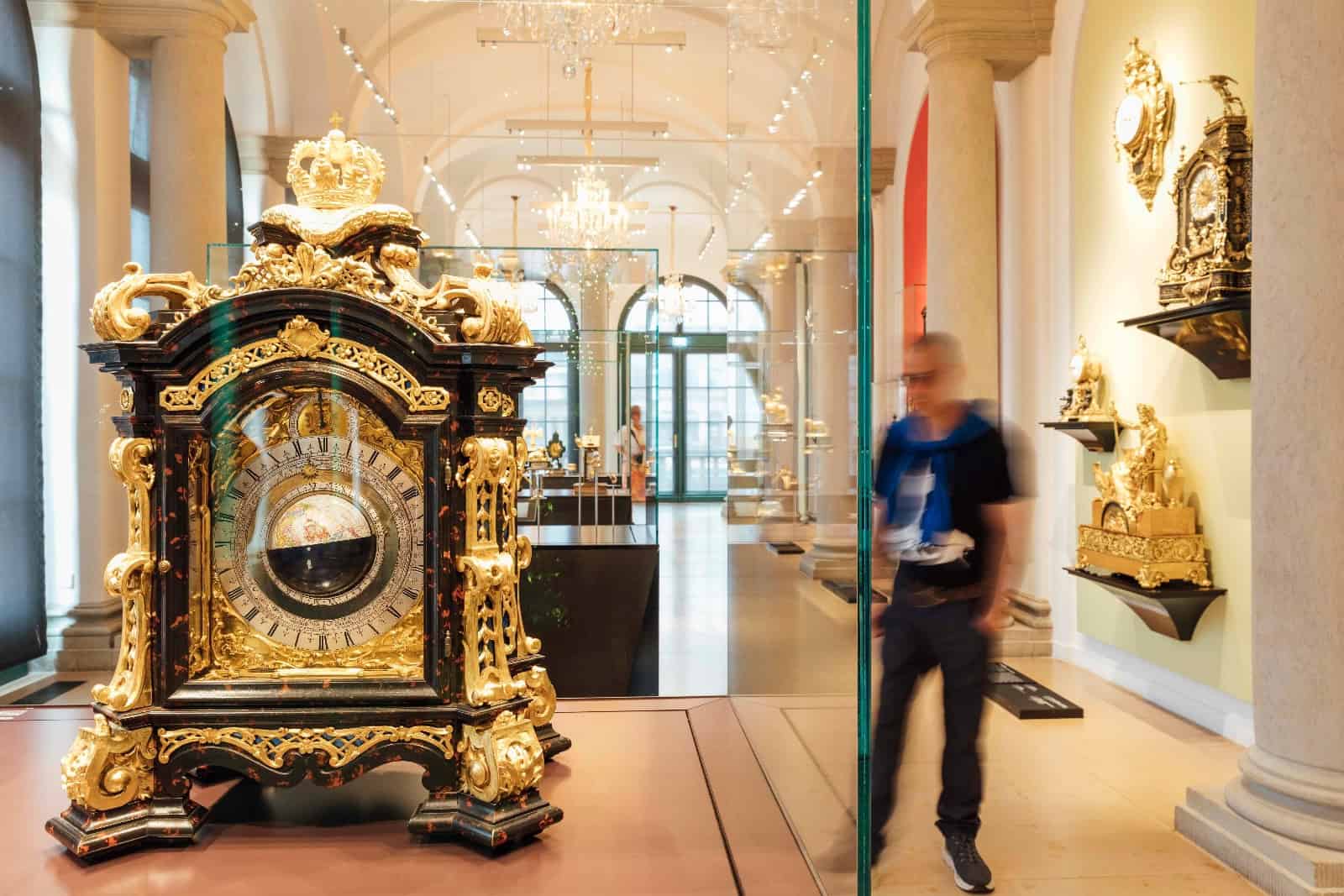 Ein Blick in den Mathematisch-Physikalischen Salon im Dresdner Zwinger – eine der ältesten wissenschaftlichen Sammlungen Europas. Foto: Thomas Rötting (DML-BY)