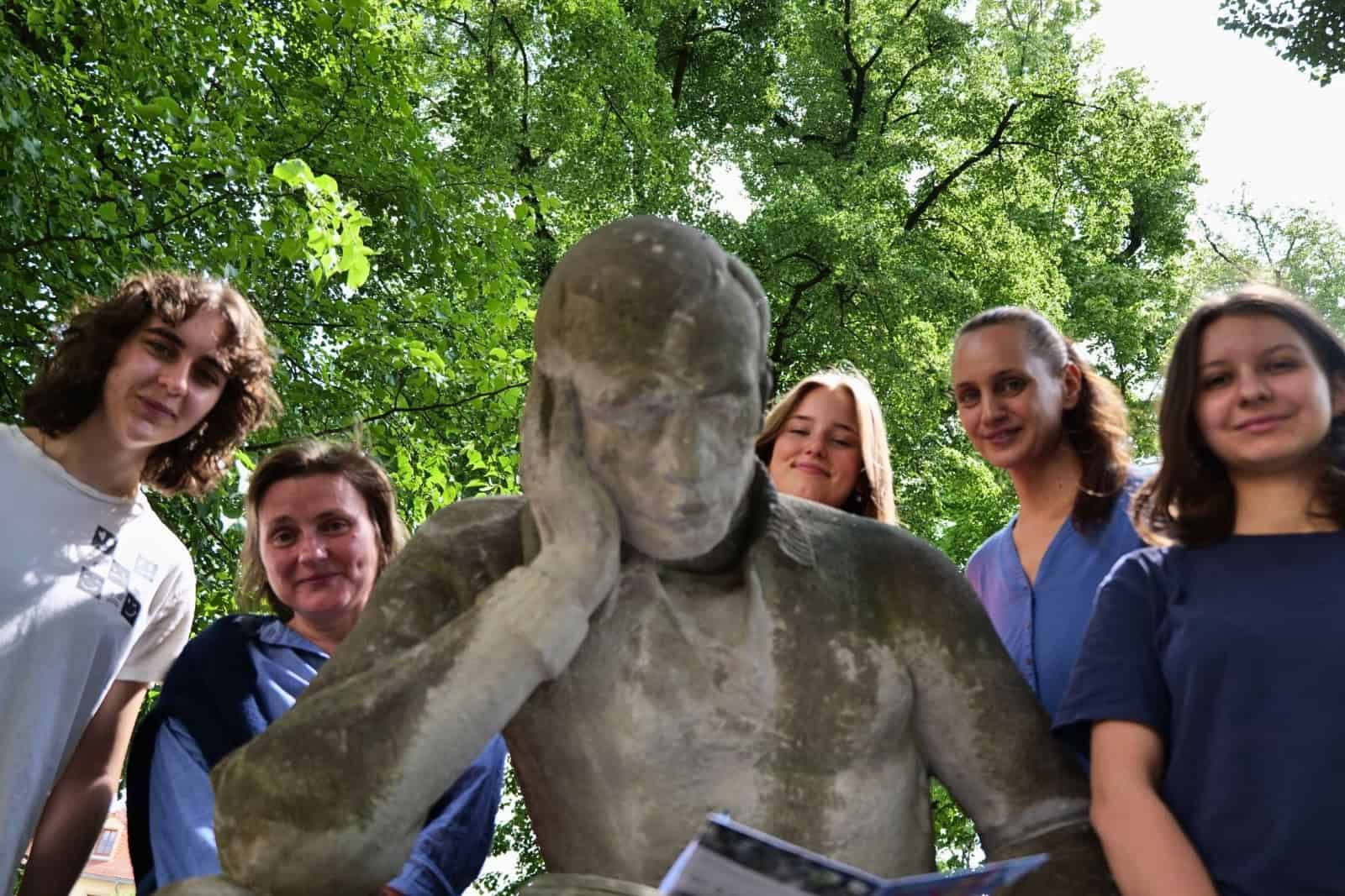 Das Literaturfest eröffnet den Kultursommer in Meißen. Anne-Maria (15), Amalia (15) und Judith (16) (v.l.n.r.) vom Landesgymnasium Sankt Afra stellten gemeinsam mit Lehrerin Frederike Lasch (2.v.l.) und Kulturreferentin Sara Engelmann ihren Beitrag zum Kultursommer vor: die literarische Wanderung "W
