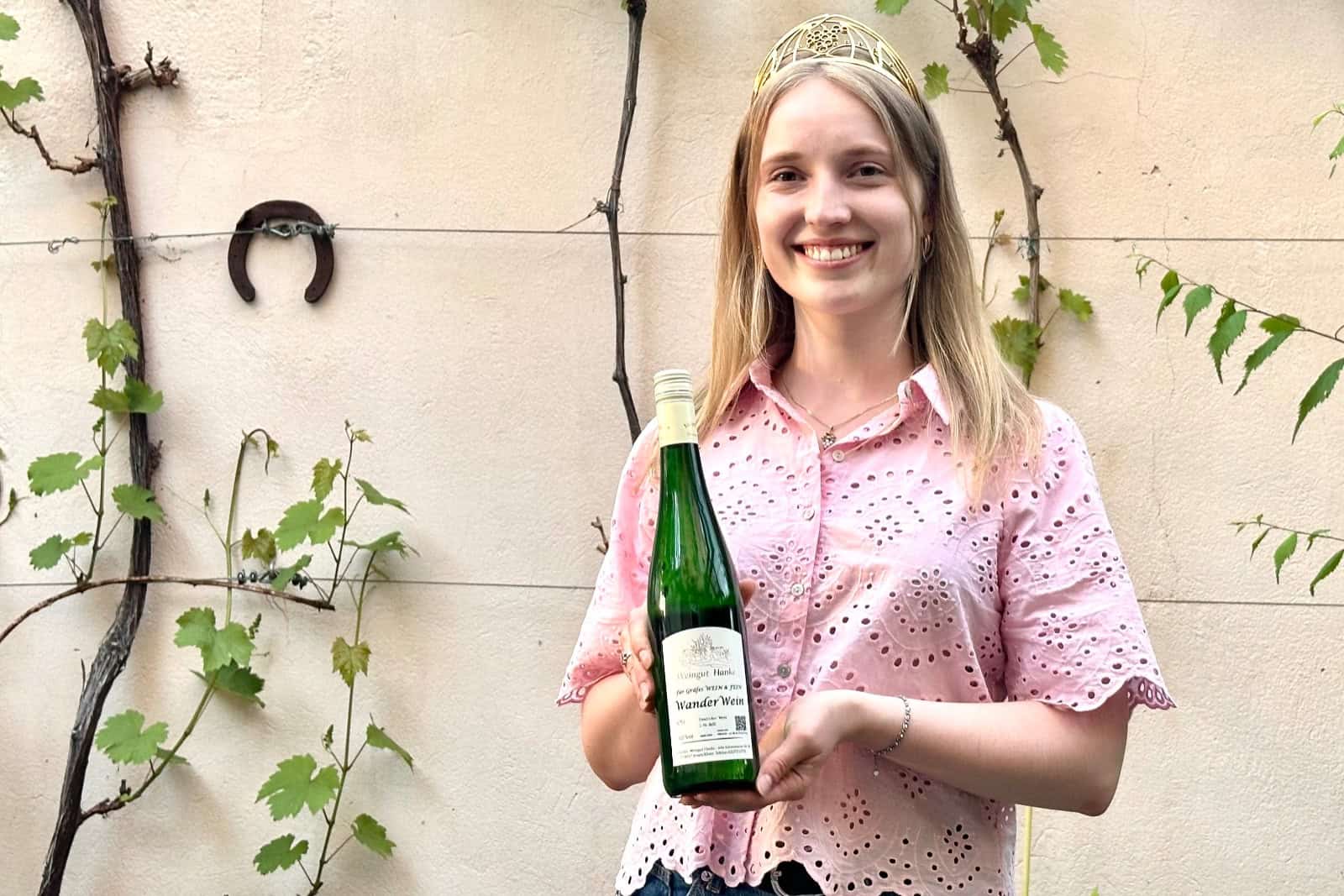  Deutsche Weinkönigin Anna Zenz präsentiert den WanderWein aus Jessen. Foto: Sylke Scholz