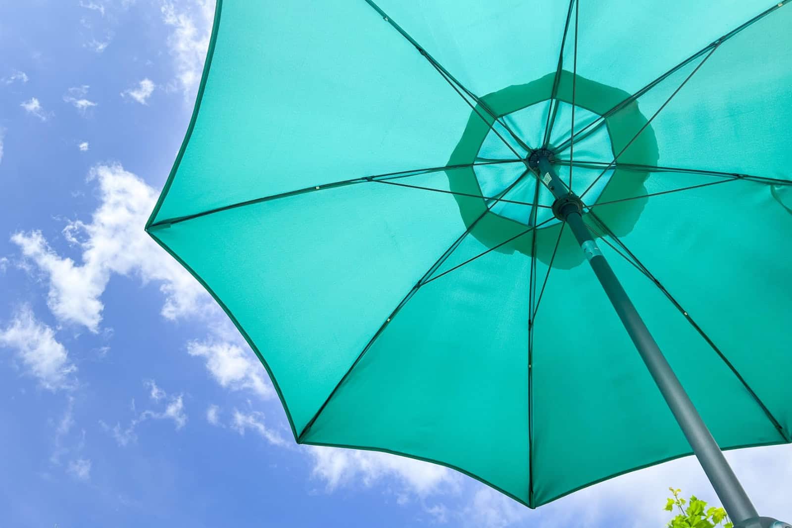 Beim Hitzeschutz kommt es auch auf den richtigen Sonnenschirm an. Foto: TÜV SÜD