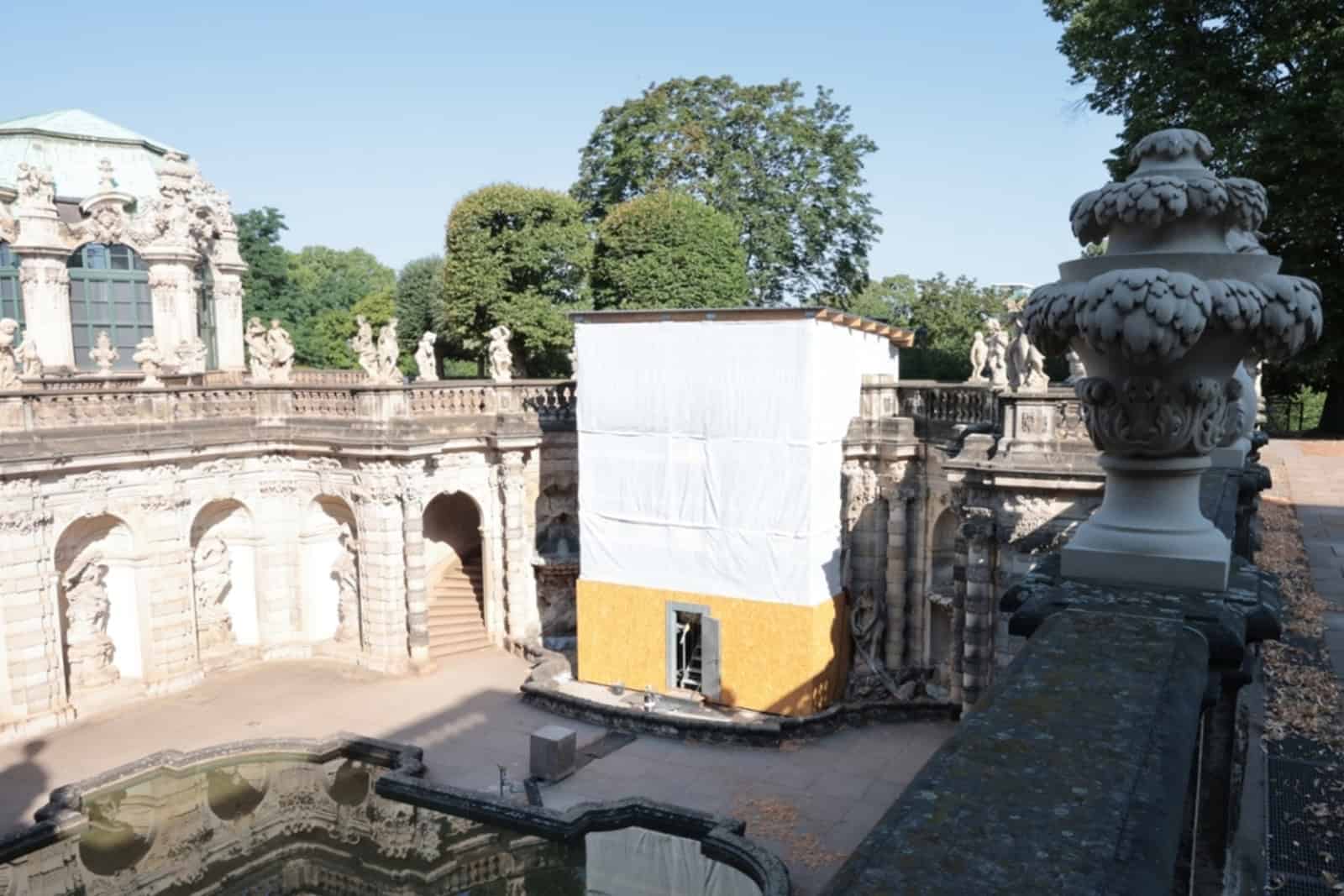 Das eingehauste Nymphenbad im Zwinger. Dahinter erfahren die Sandstein-Nymphen eine Schönheitskur. Foto: Carolin Baer, SIB