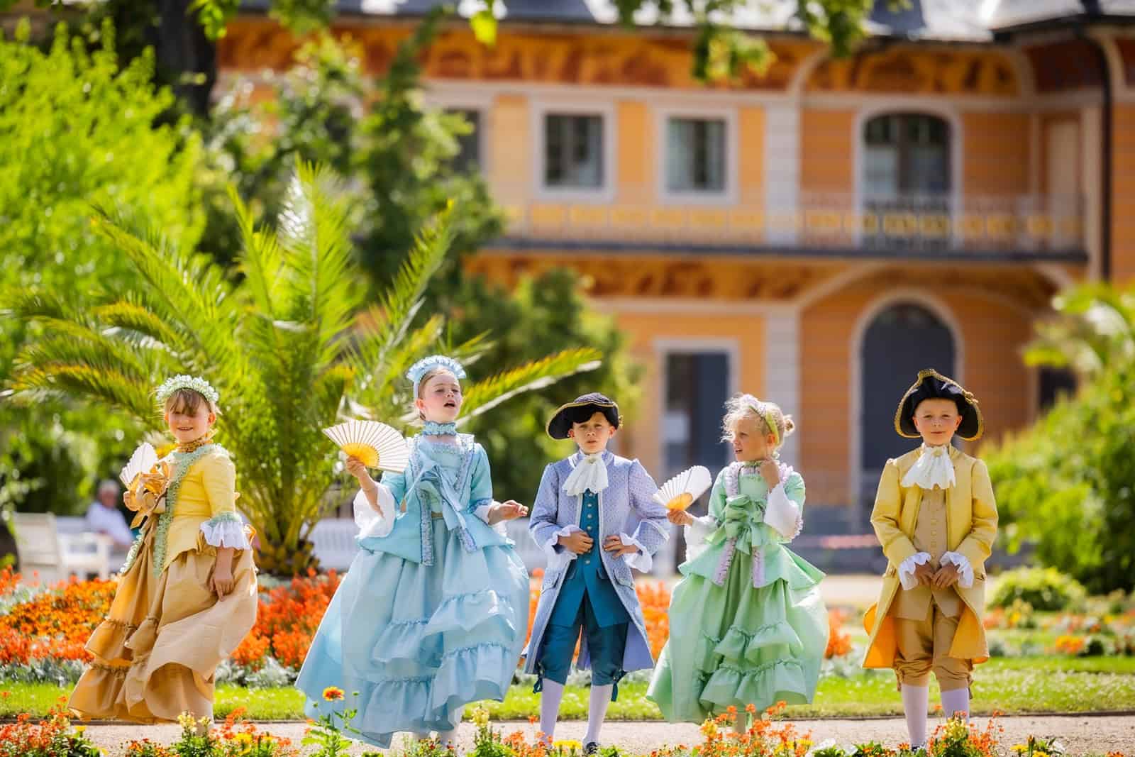 In barocken Kostümen haben Sie Ihre Enkel garantiert noch nicht gesehen. Schloss Pillnitz macht's möglich. Foto: Schlösserland Sachsen/Sylvio Dittrich