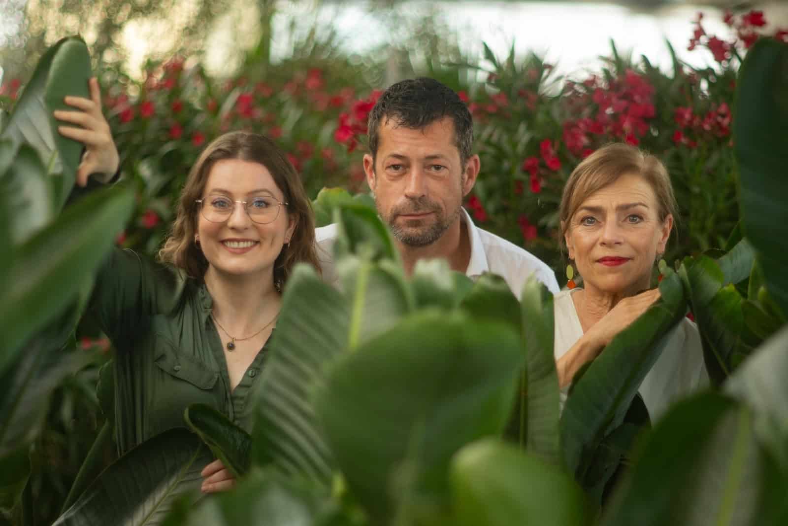 Johanna Mucha, Jens Eulenbehttps://www.grimma.de/kultur-und-tourismus/veranstaltungen/rger und Beate Laaß spielen die Herkuleskeule-Produktin "9qm - 800 kalt" im Gewächshaus. Foto: PR/Robert Jentzsch