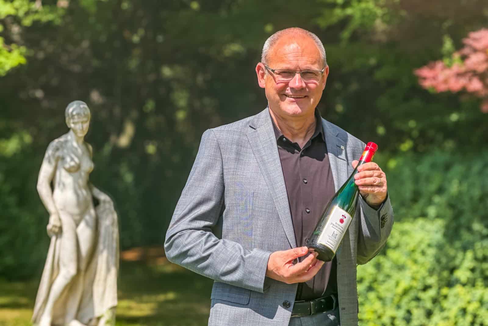 Hoteldirektor Thomas Gaier im Park von Schloss Eckberg - hier wird eine Weißweincuvée von Schloss Proschwitz zur Schlössernacht ausgeschenkt. Foto: Ulrich van Stipriaan