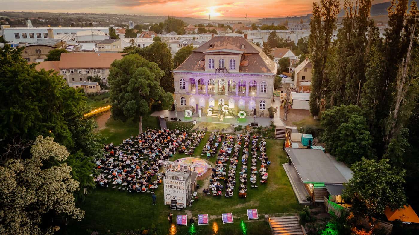 Schloss Übigau verzaubert beim Sommertheaterder Comödie Dresden mit einer unvergleichlichen Kulisse. Foto: PR/Robert Jentzsch