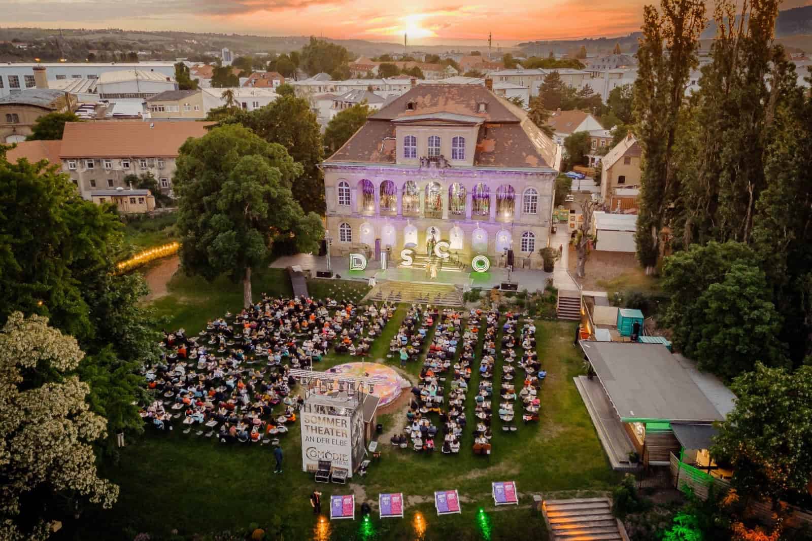 Schloss Übigau feiert 300. Geburtstag. Seit mehreren Jahren fungiert es als Bühne und Kulisse für das Sommertheater  der Comödie Dresden. Foto: PR/Robert Jentzsch