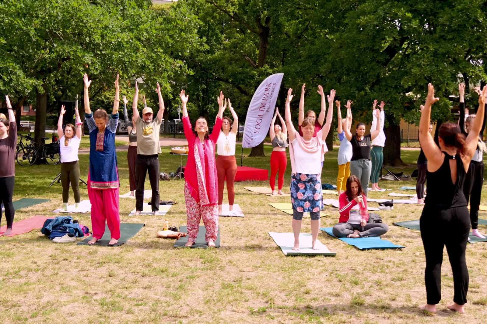 Täglich finden bis Ende August im Dresdner Alaunpark kostenfreie Yoga-Sessions statt. Foto: Palais Sommer
