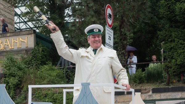 Das Dresdner Original: Verkehrspolizist Günther Jacob regelt den Verkehr auf dem Schillerplatz. Foto: Privat Das Dresdner Original: Verkehrspolizist Günther Jacob regelt den Verkehr auf dem Schillerplatz. Foto: Privat