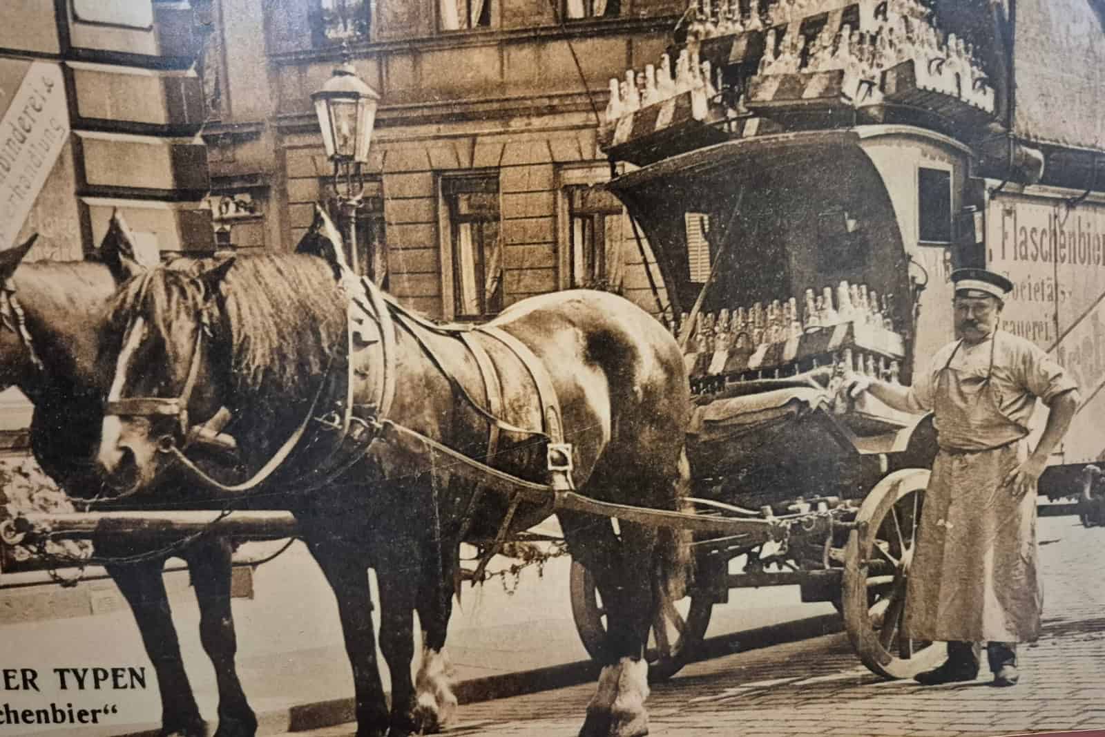 In Gründerzeiten lieferte das Brauhaus am Waldschlösschen mit Brauereipferden und Bierkutscher das Bier aus. Repro: Privat