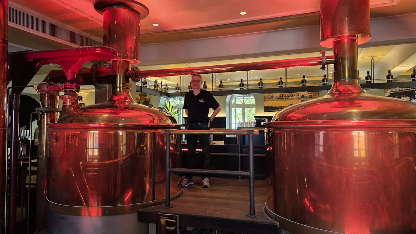 Braumeister Holger Stark zwischen den dekorativen Kupferkesseln im Gastraum des "Brauhaus am Waldschlösschen". Foto: Katrin Koch