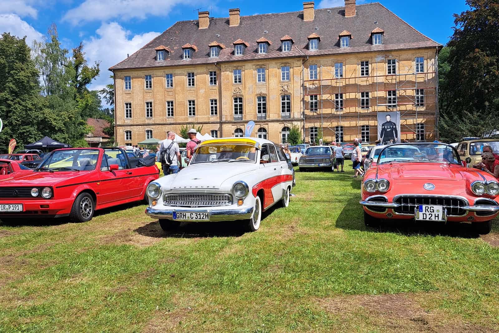 Über 250 Fahrzeuge werden zum Oldtimertreffen am Schloss Uhyst erwartet. Foto: PR