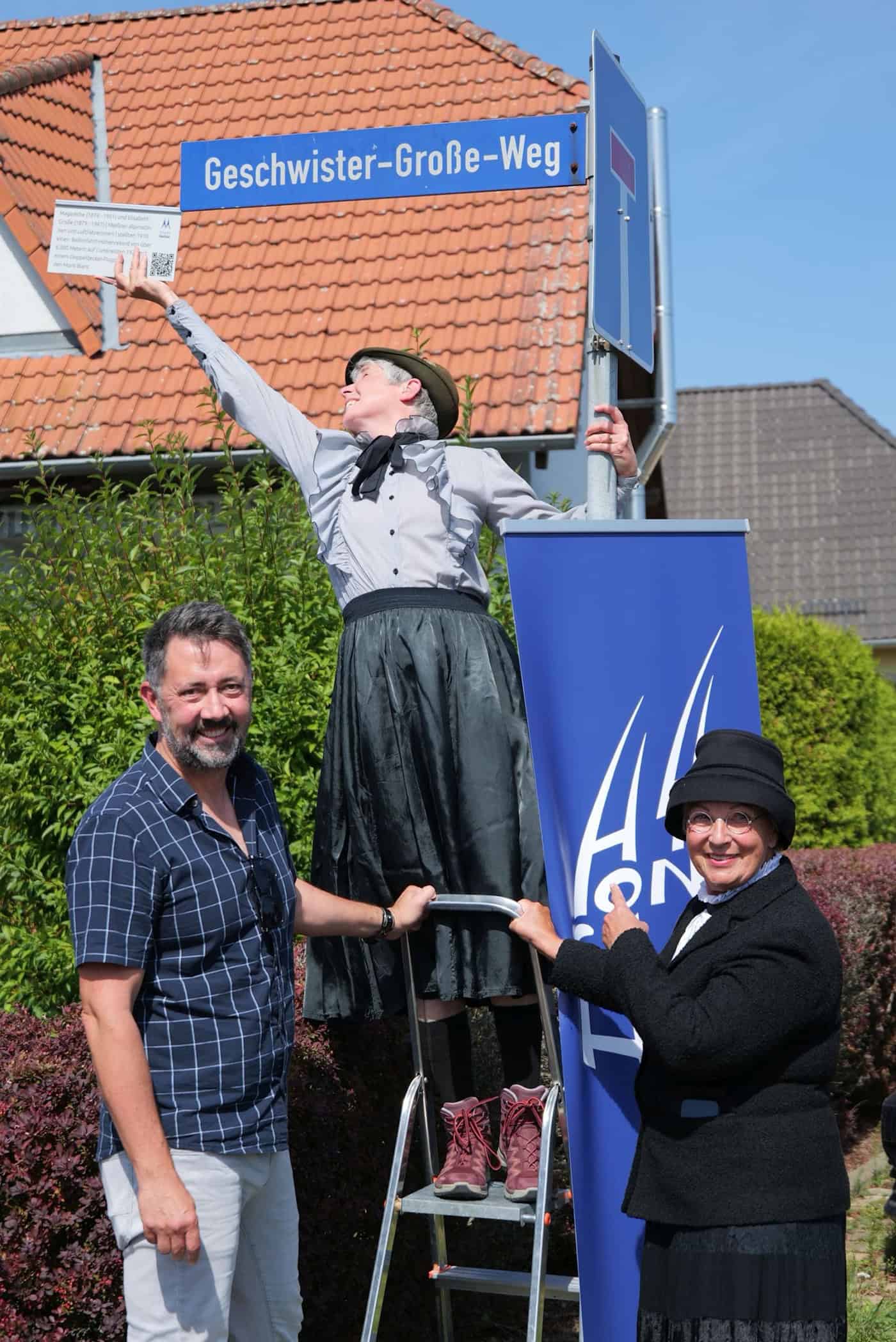 Christian Friedel, Leiter des Amtes für Stadtmarketing, Tourismus und Kultur mimt für die Große-Schwestern Elsbeth (l.) und Margarete (r.) (alias Karin Lehmann und Marianne Horns) gerne den Aufstiegshelfer. Foto: Stadt Meißen