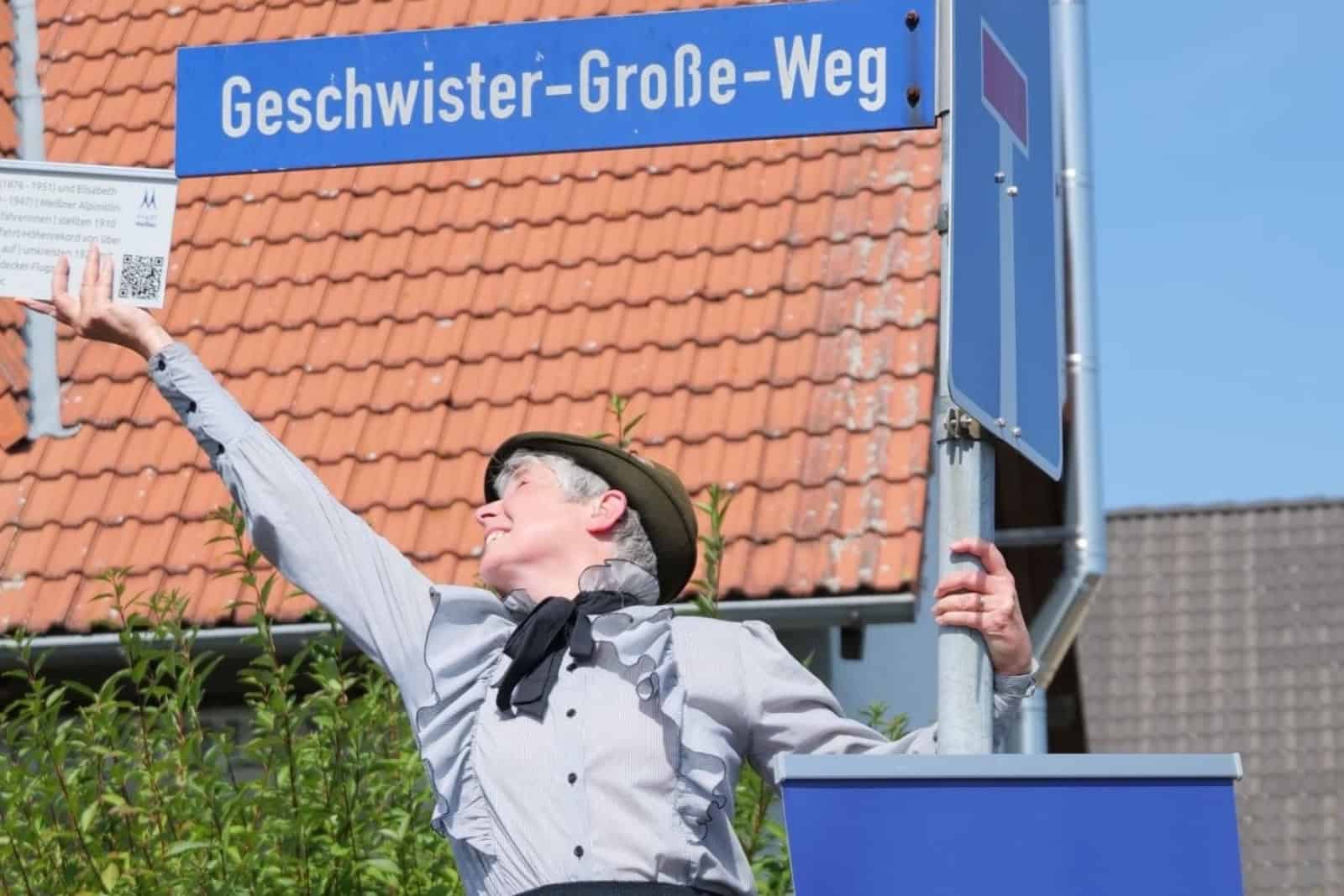Der QR-Code auf dem Legendenschild erklärt, wer sich hinter den Personen auf dem Straßenschild verbirgt. Foto: Stadt Meißen