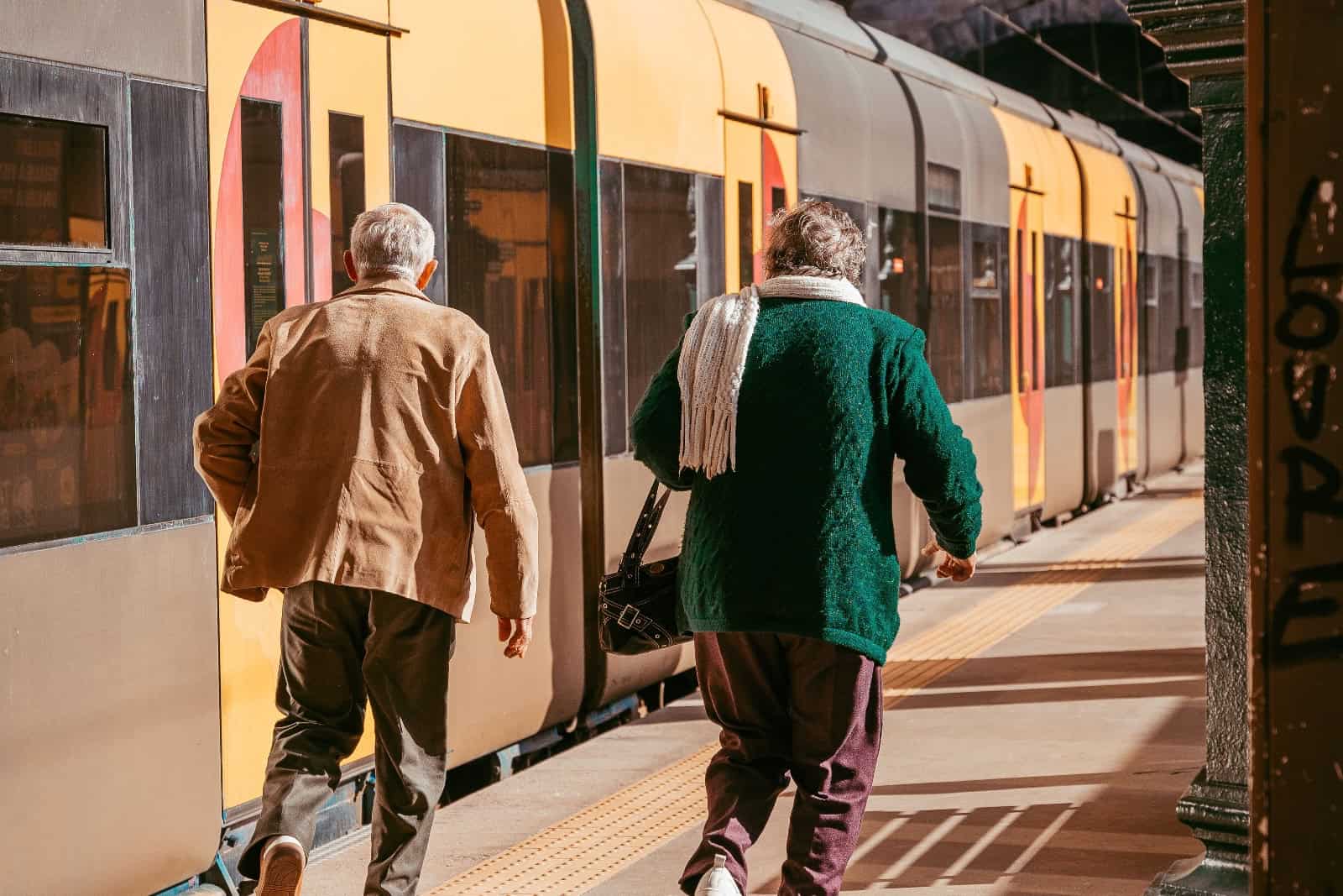 Probieren Sie es beim nächsten Urlaub in Ungarn aus:  Im öffentlichen Nahverkehr reisen Senioren gratis. Foto: Pexels/Jorge Ribeiro