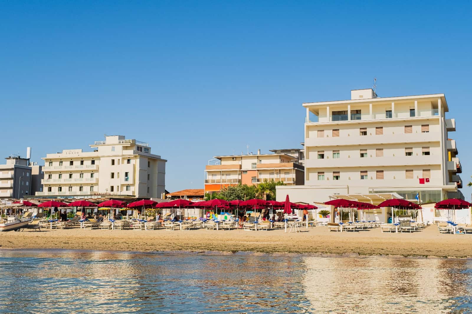 40 Grad im Sommerurlaub - und im Hotel fällt die Klimaanlage aus. Die Verbraucherzentrale Sachsen weiß, was dann zu tun ist. Foto: Pexels/ Lucaloperto 